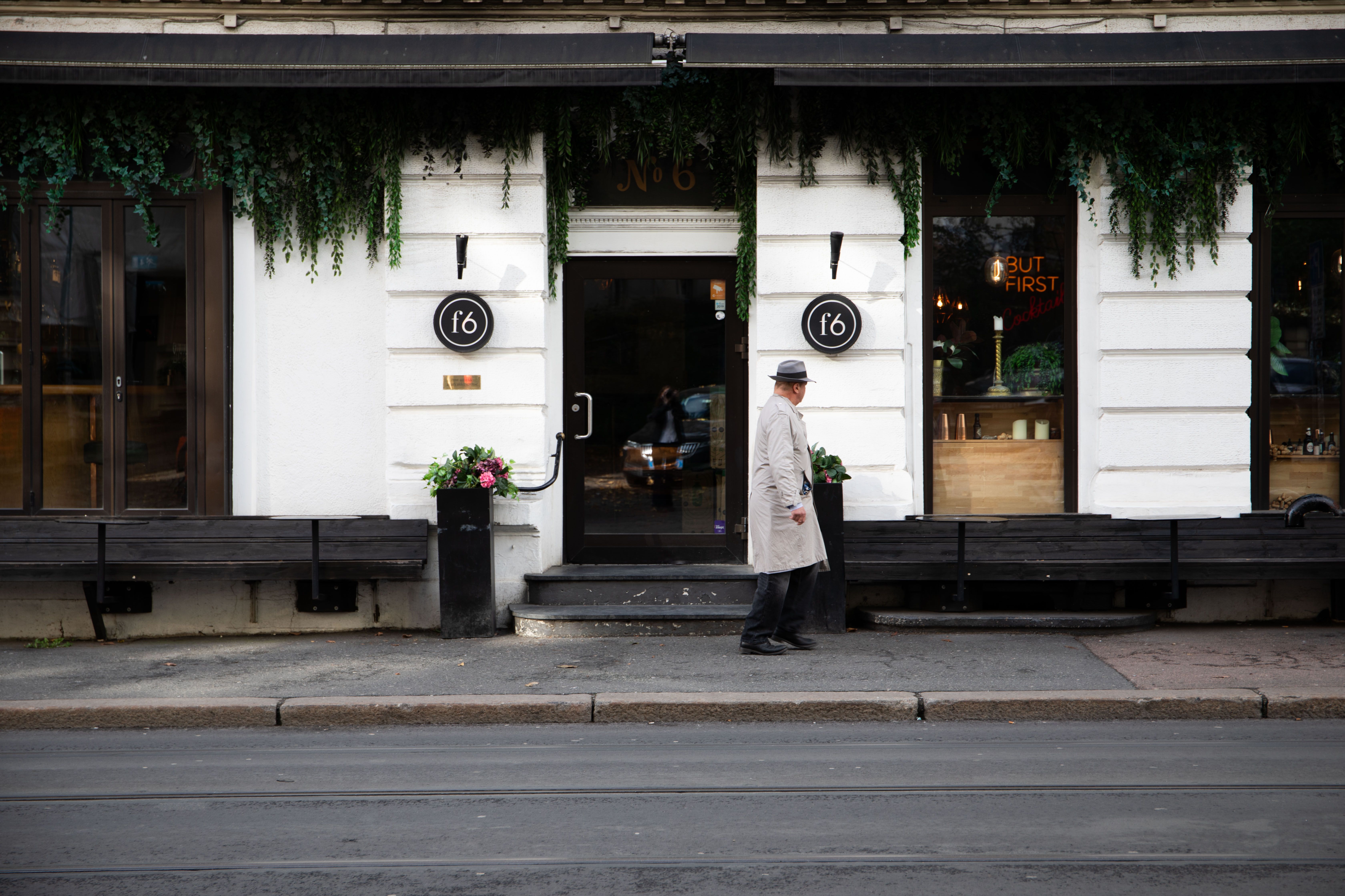 Utesteder sier nei til hodeplagg, hettegensere og joggebukser