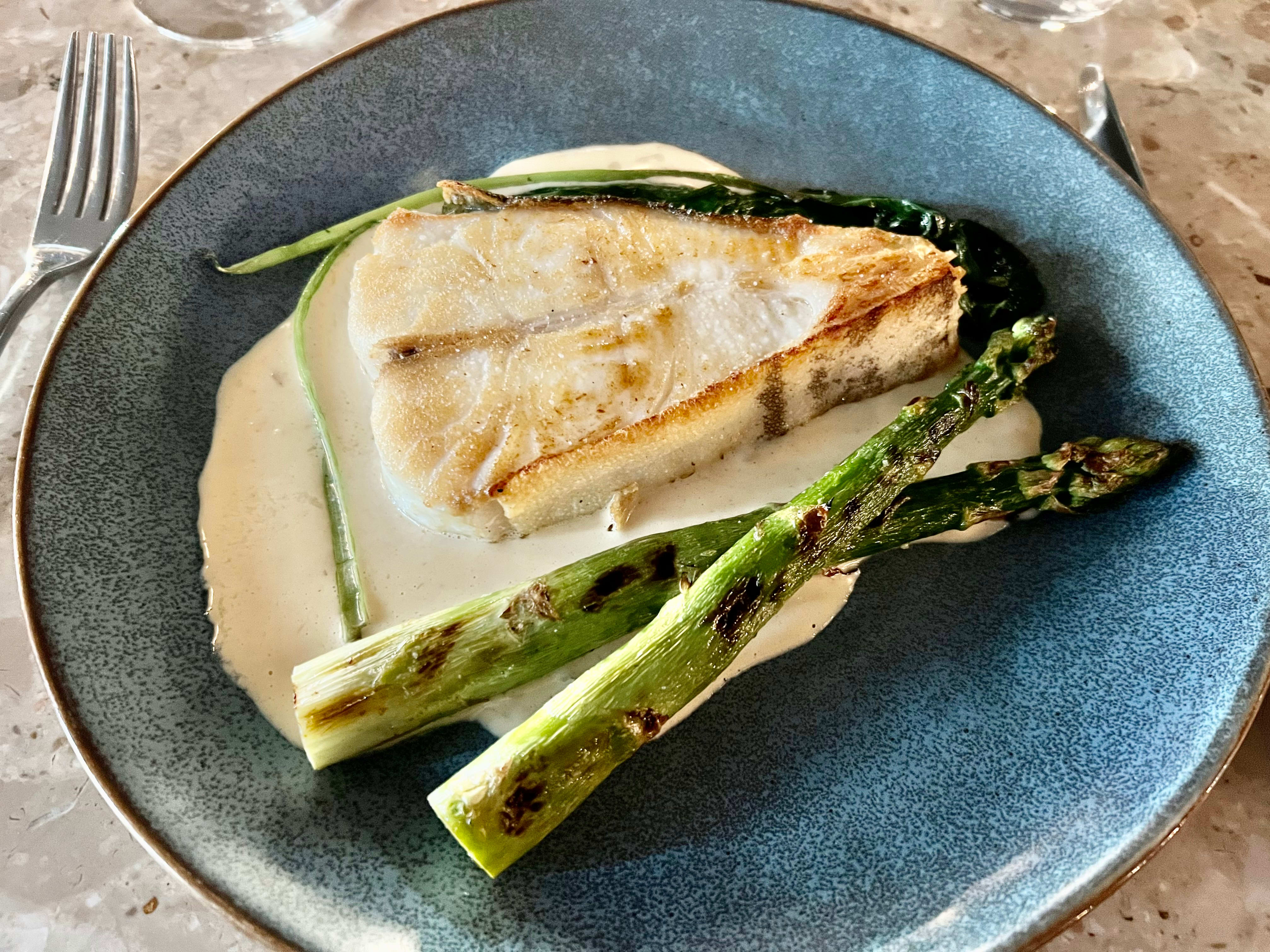 Kveite med asparges og kjørvel.
