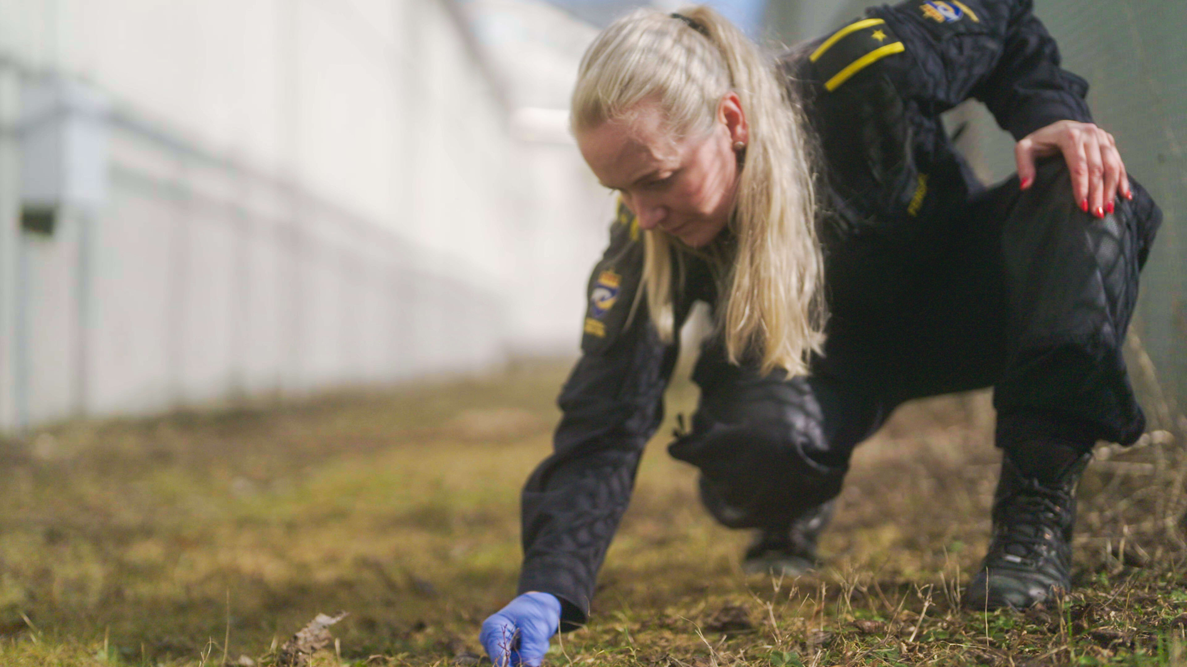 Jakter på dop
Ved hjelp av narkohunder finner fengselsbetjentene stadig narkotika som kastes inn fra utsiden av murene.