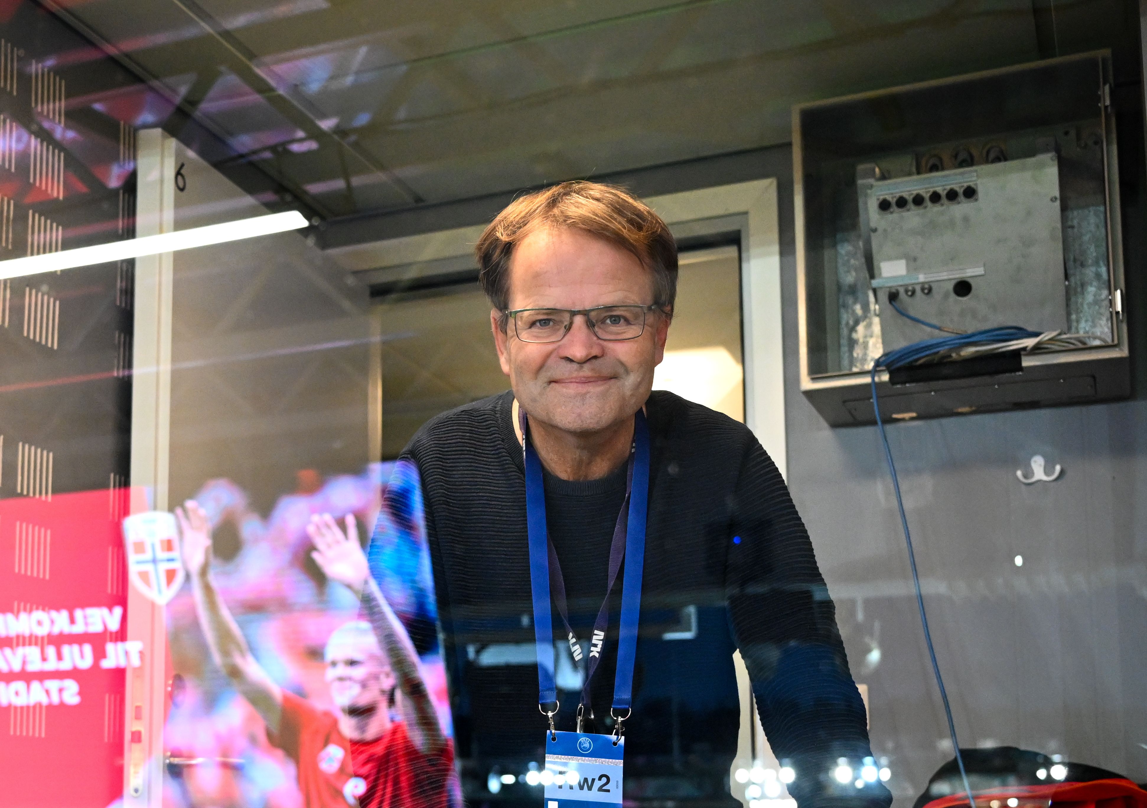 Radiolegende kastet opp to ganger på direkten – pølsebit satt fast 