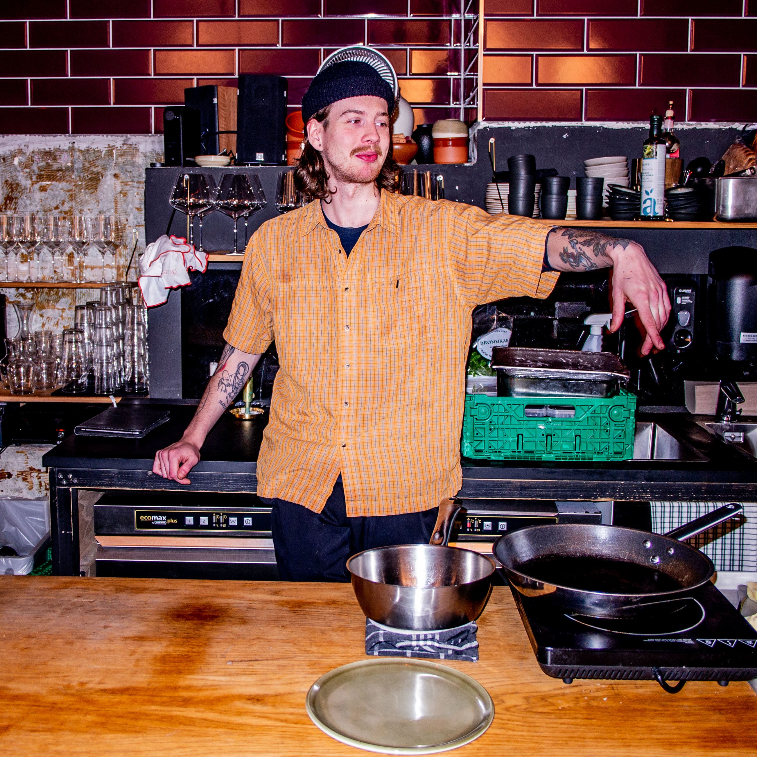 Plassen på Lasarett er liten, men det hindrer ikke Oskar Ørskog i å servere middag her flere ganger i uken.