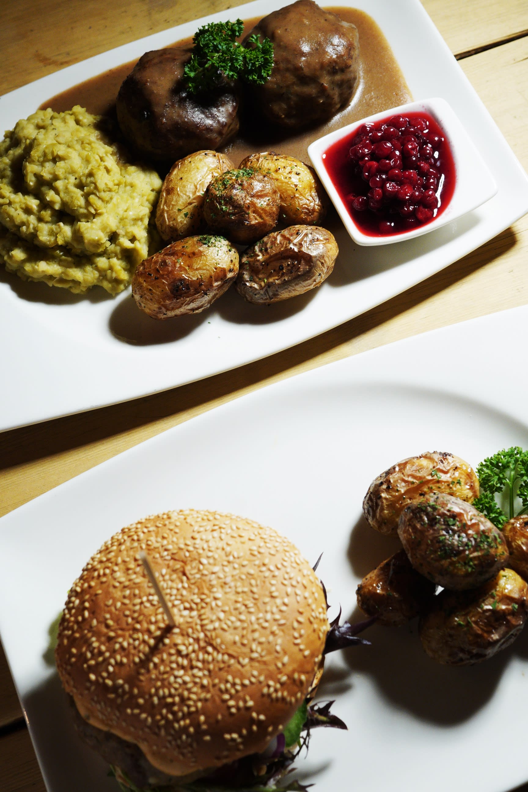 Lammeburger og kjøttkaker kommer i skikkelige porsjoner.