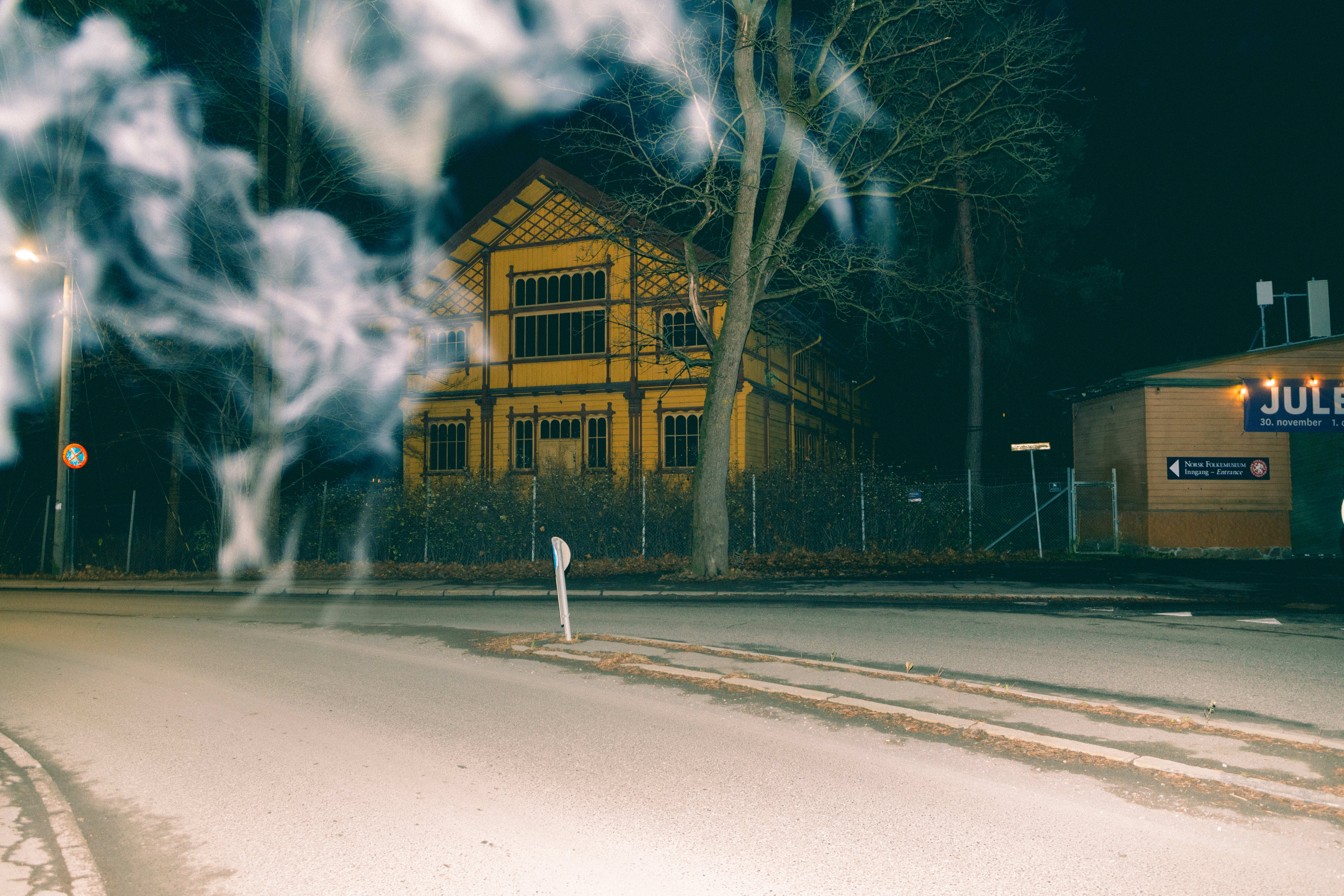 Første stopp! Kibsgaard liker å oppdage små perler i byen. – Sånne ting, det er fint å se. Noe som skiller seg ut, og som du ser er tegnet i en annen tid, sier han.