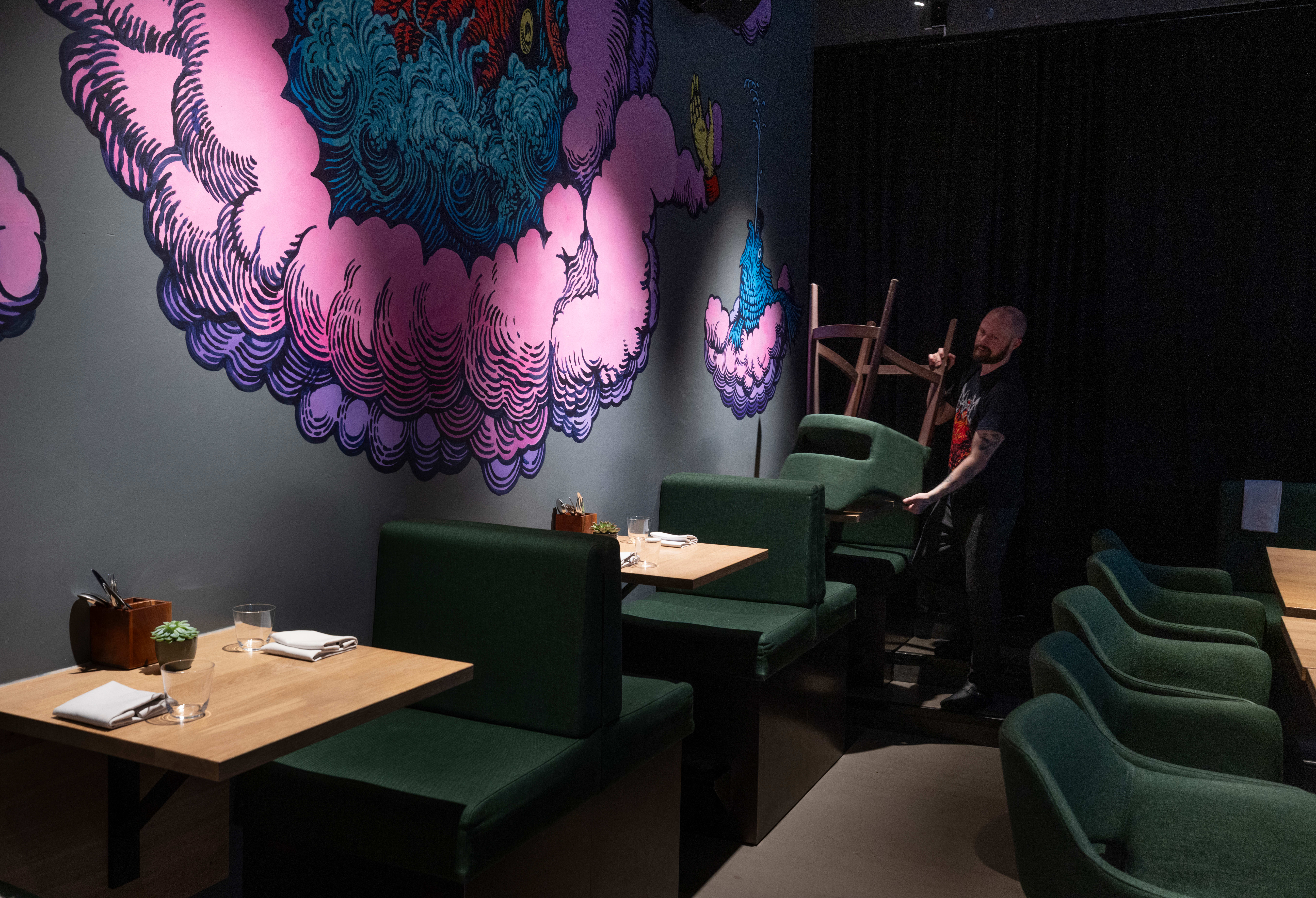 Uformelt og intimt lokale like bak Annis Pølsemakeri i Bjørvika. 