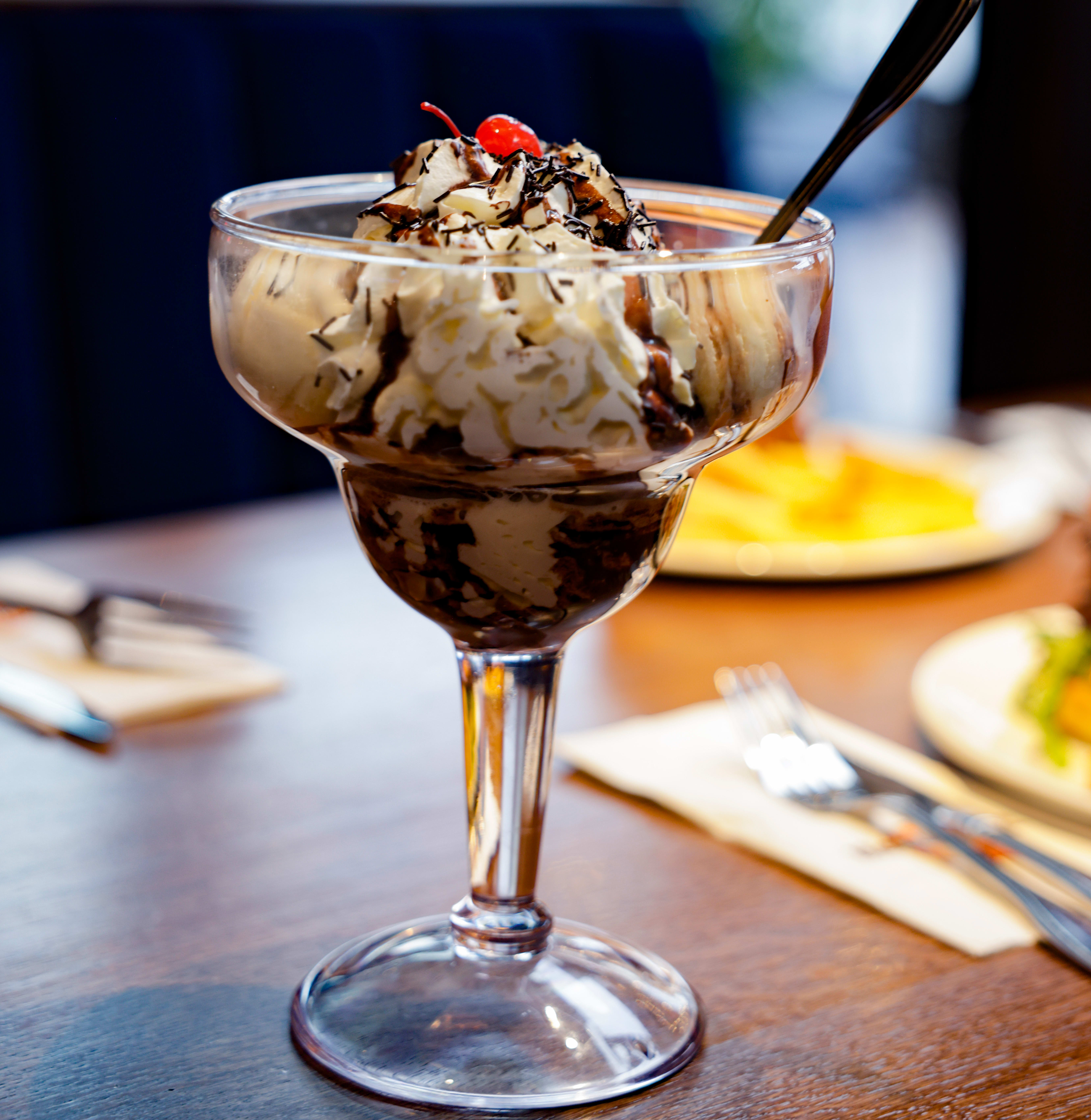 Hot fudge brownie koster 219 kroner, men metter til gjengjeld fem personer.