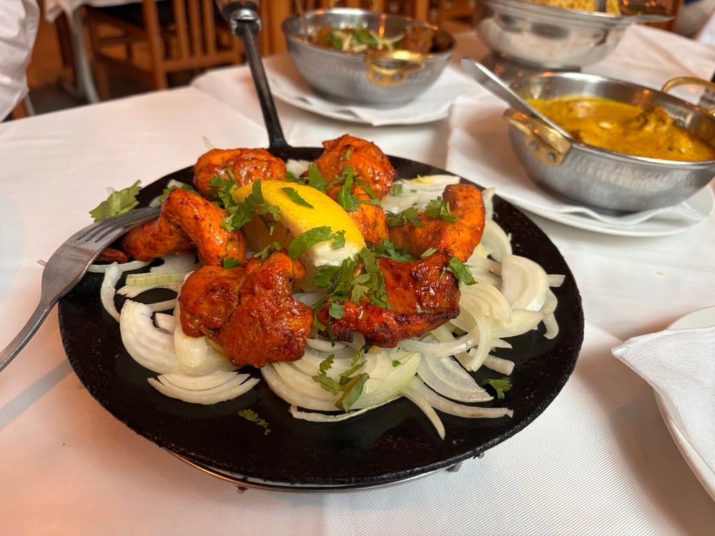 Chicken tikka satt som et skudd. Løken var lagt rå på den glodvarme stekeflaten, som gjorde den perfekt behandlet da vi skulle spise den. 