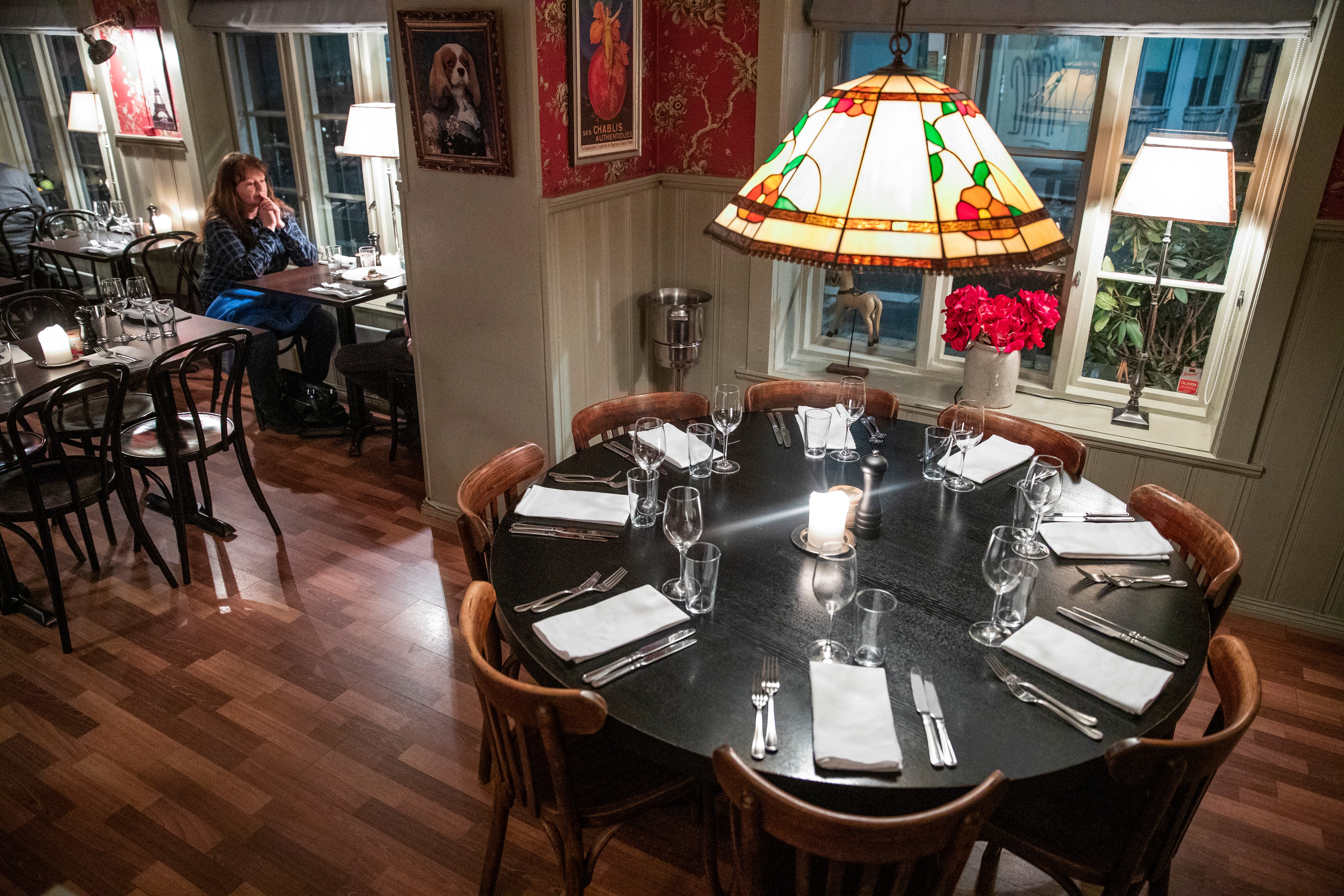 Chez Colin har ikke noe chambre séparée, men dette bordet kan ta åtte personer.