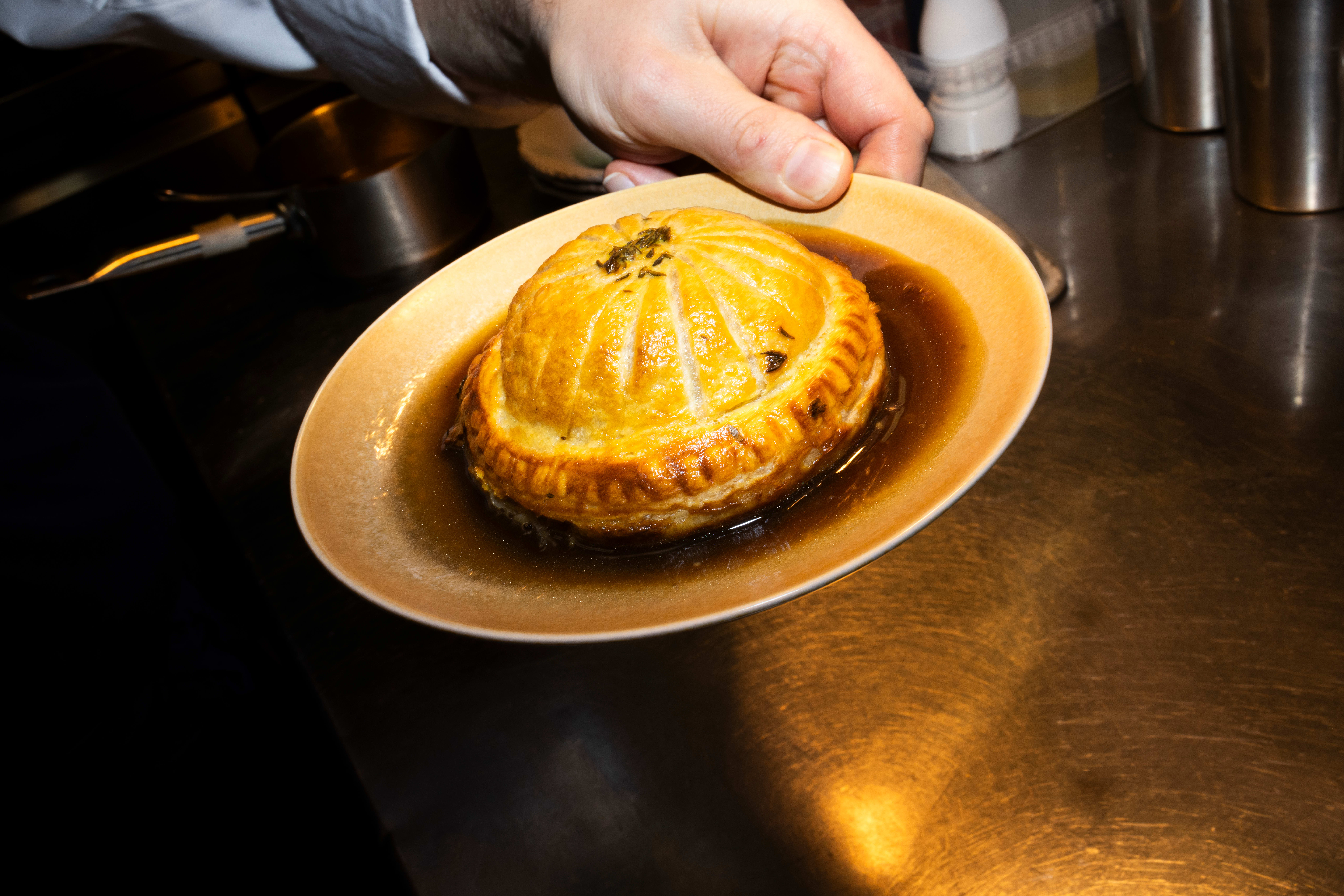 Hvert besøket alene.