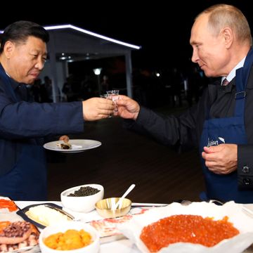 Desperat Putin inviterte Xi til skåling i Moskva. Nå setter russeren vodkaen i halsen.