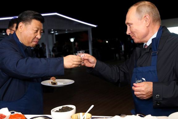 Desperat Putin inviterte Xi til skåling i Moskva. Nå setter russeren vodkaen i halsen.
