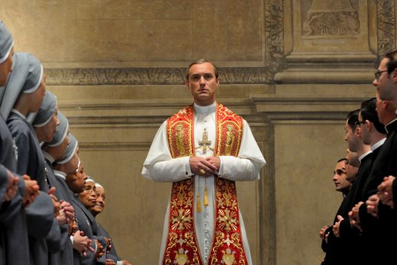 TV-serien «The Young Pope» er veldig underholdende, uforutsigbar og fascinerende.