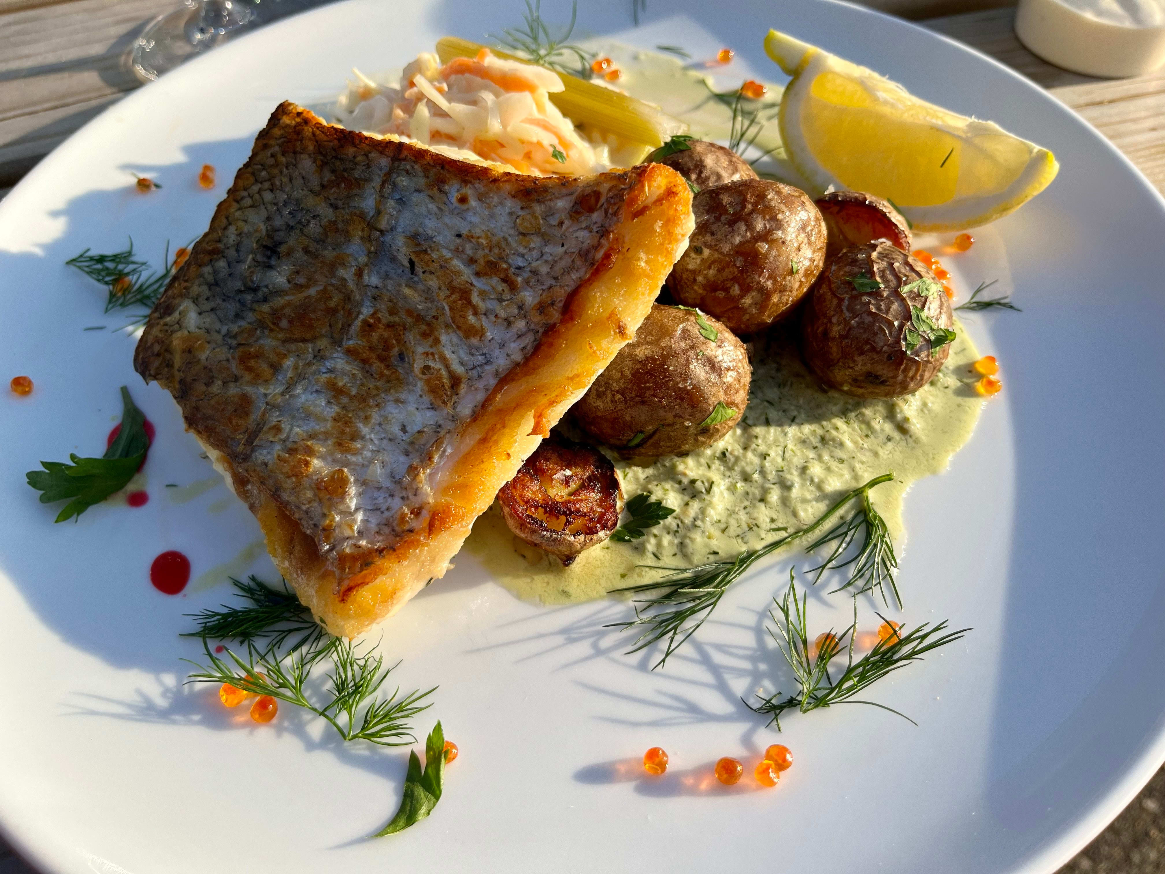 Dagens fisk er perfekt stekt og har digg tilbehør.