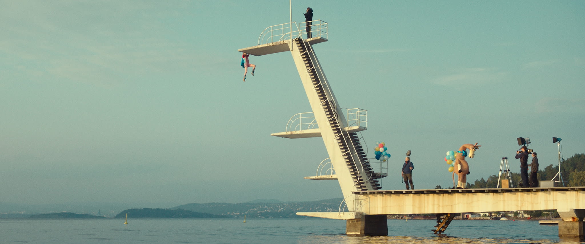 Hovedpersonen Anni (Hanne Skille Reitan) kollapser på direktesendt Barne-TV under et innslag fra et stupetårn. 