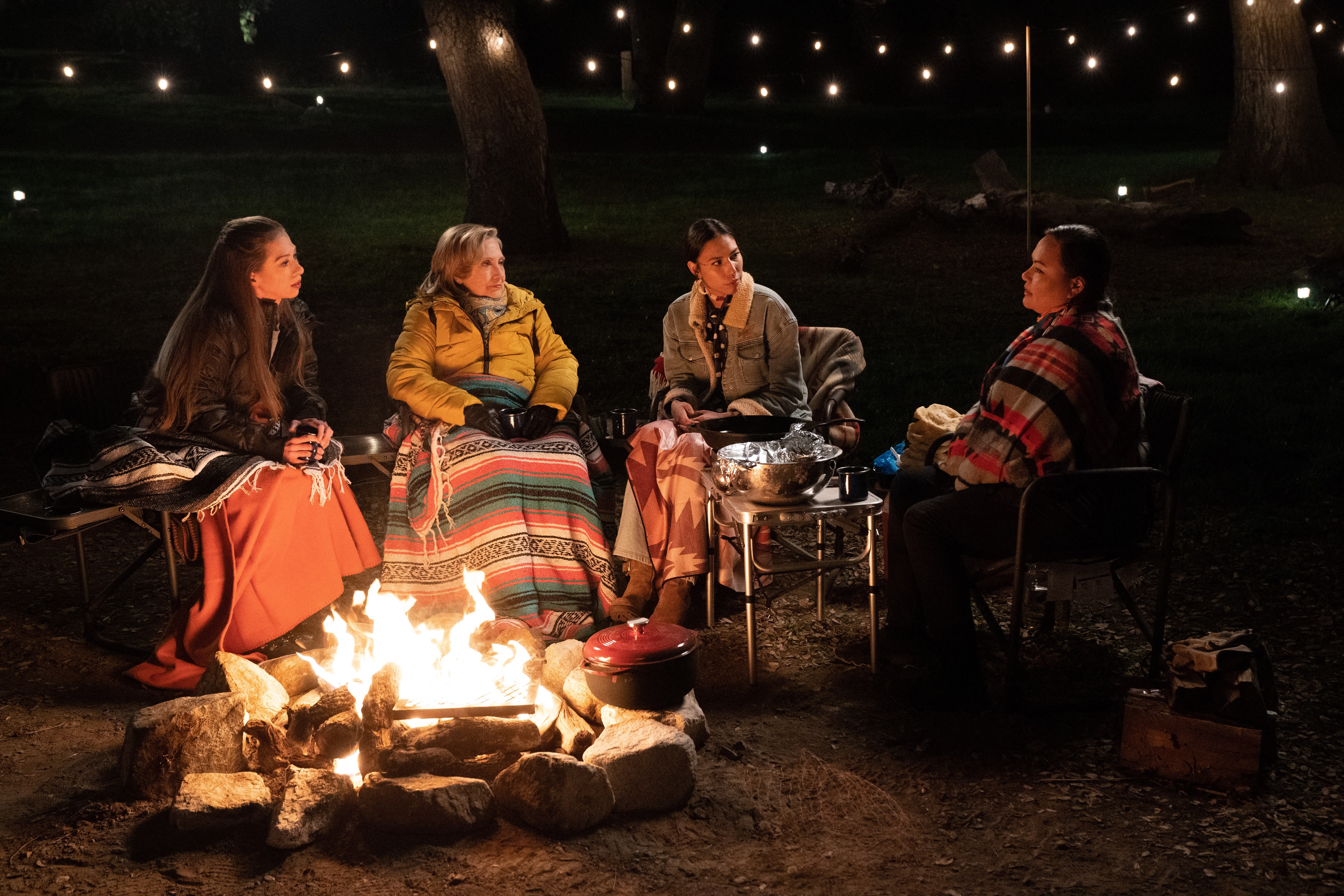 I TV-serien «Gutsy» møter Chelsea Clinton og Hillary Clinton andre kvinner. I en episode om natur snakked de med blant andre Quannah Chasinghorse og Jodi Potts.