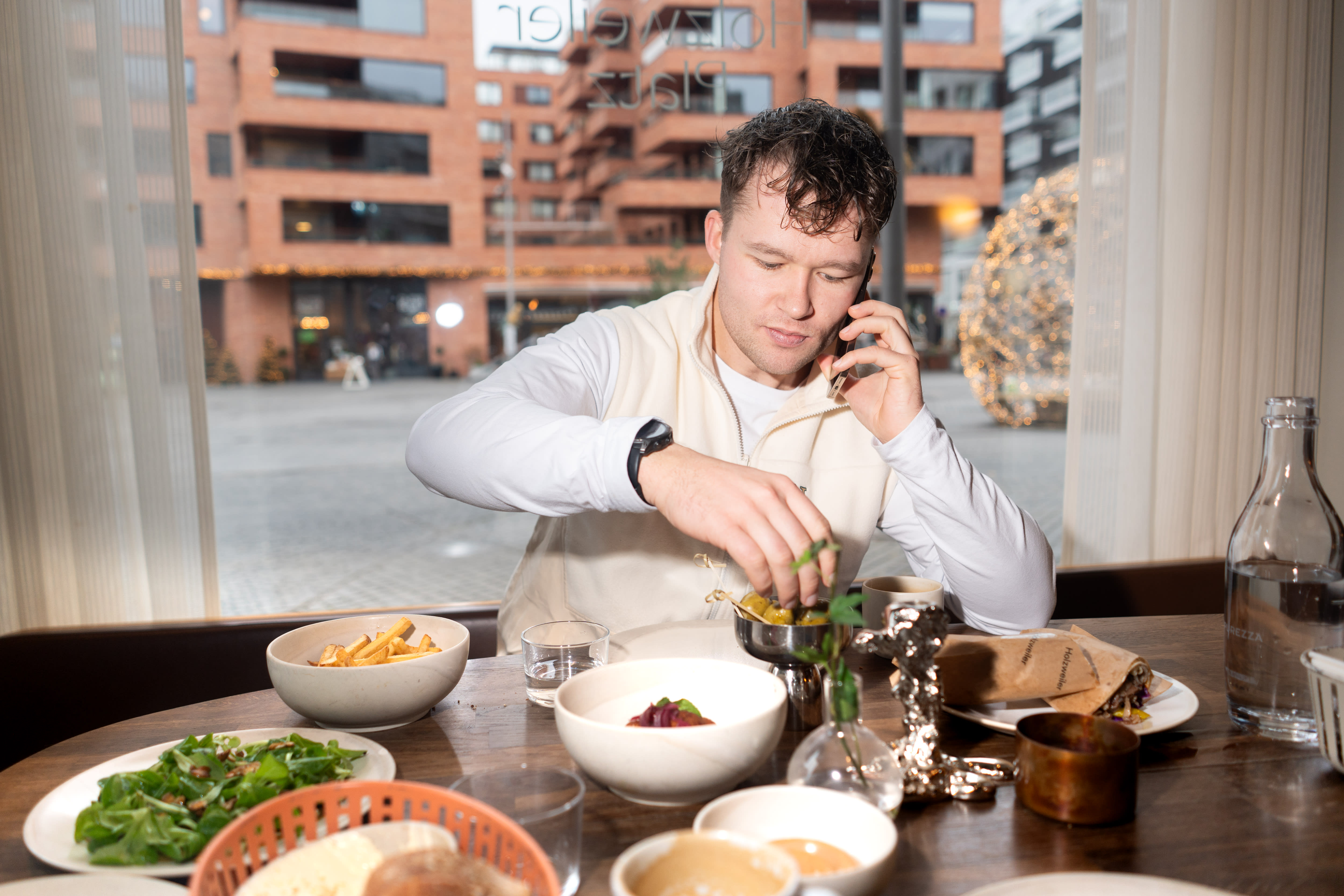 Middagen nyter han gjerne med gode venner rundt bordet. 