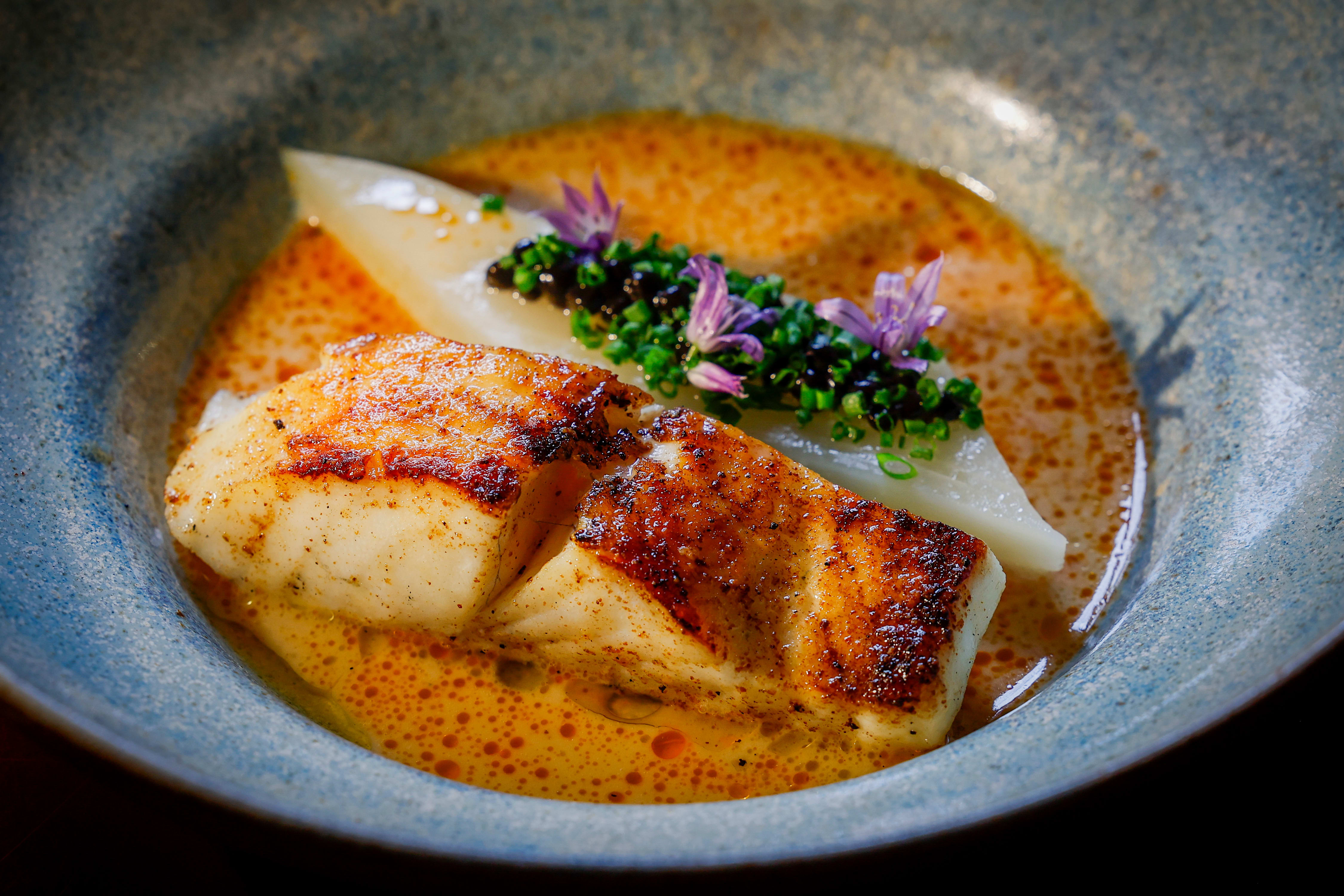 Grillet piggvar med hvit asparges med kaviar. 