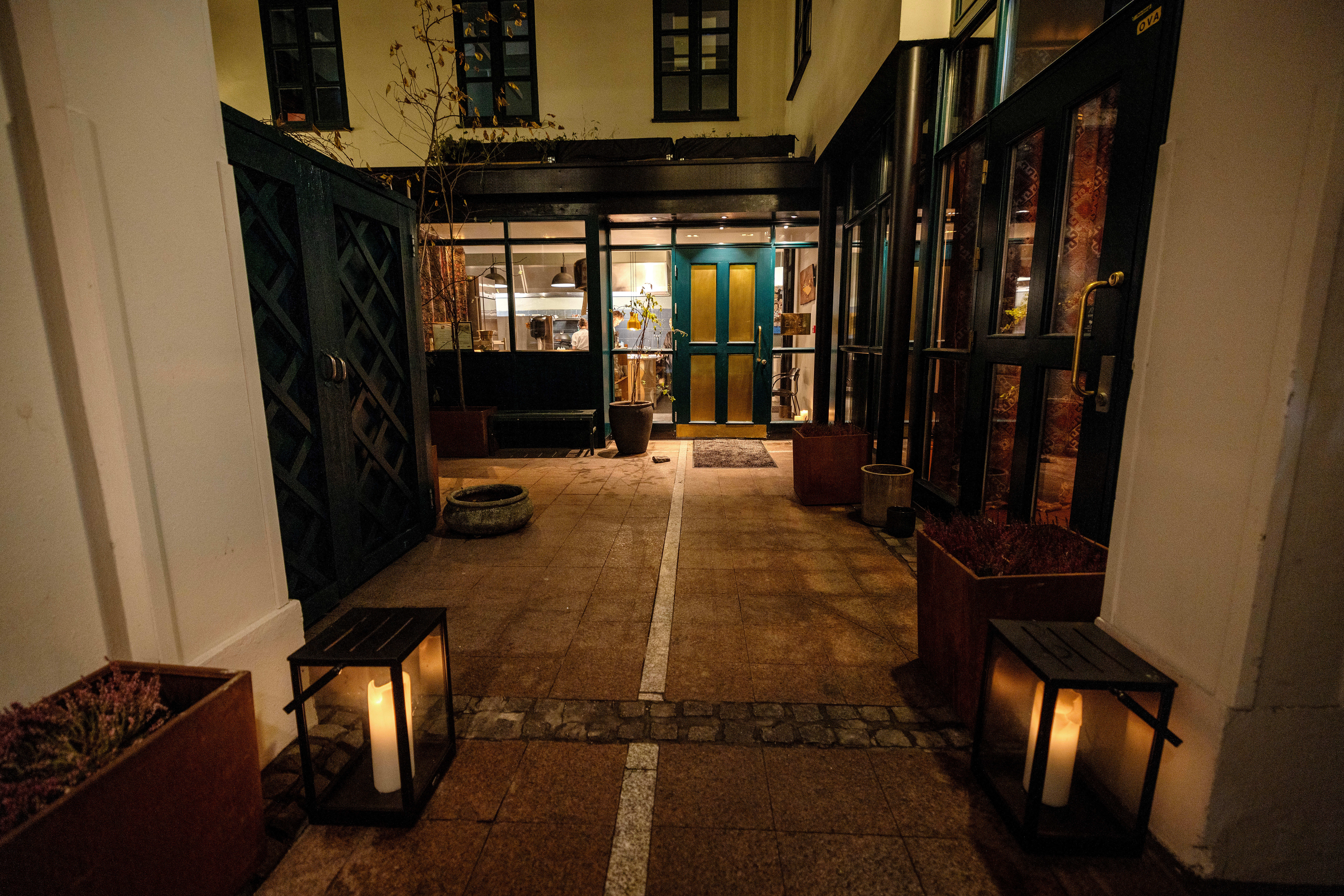 Restauranten ligger i en bakgård rett ved Steen og Strøm.