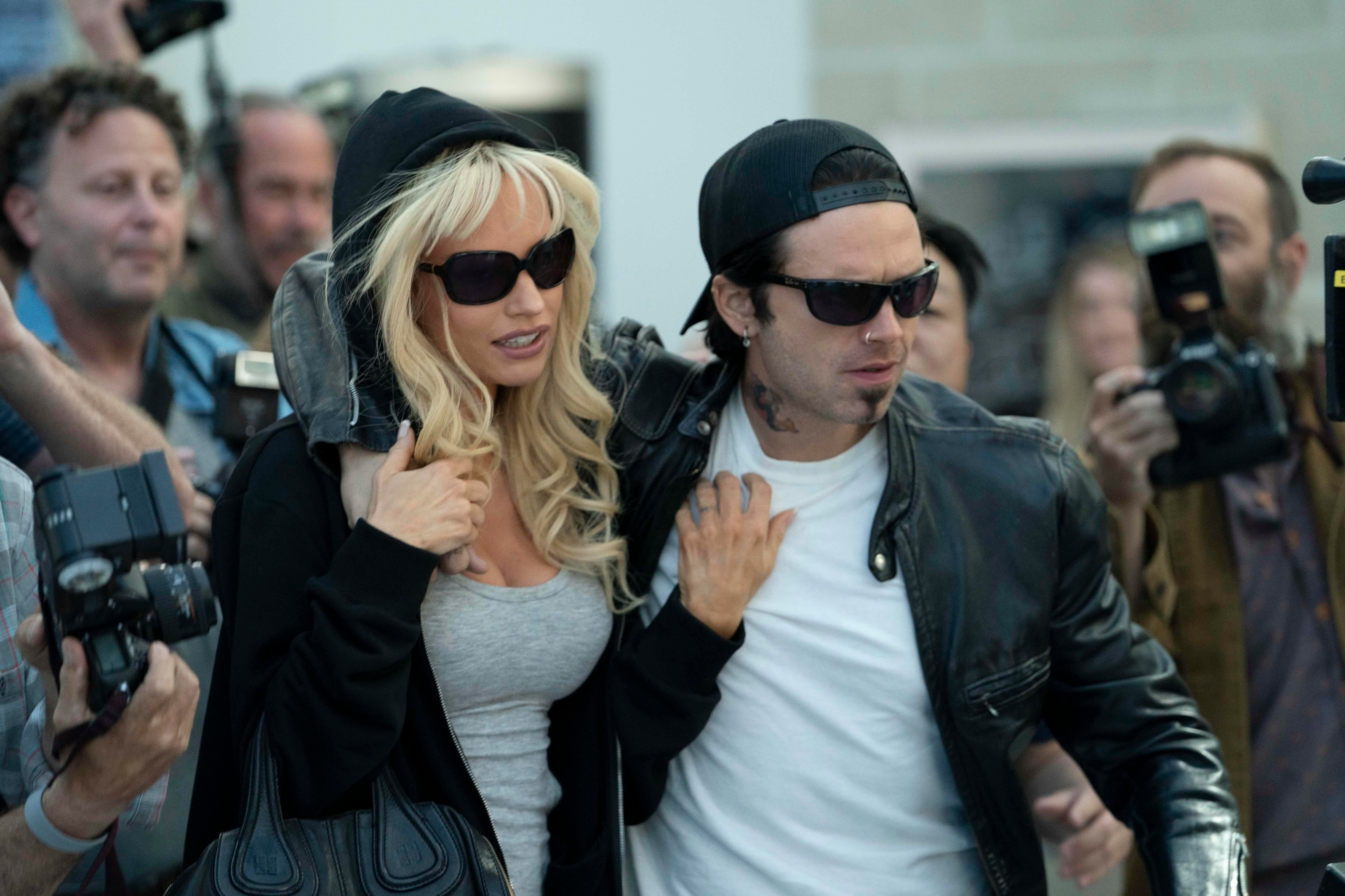 «Pam & Tommy» skildrer forholdet mellom «Baywatch»-stjernen Pamela Anderson (Lily James) og Mötley Crüe-trommis Tommy Lee (Sebastian Stan), og sextapen som ble stjålet fra safen deres.