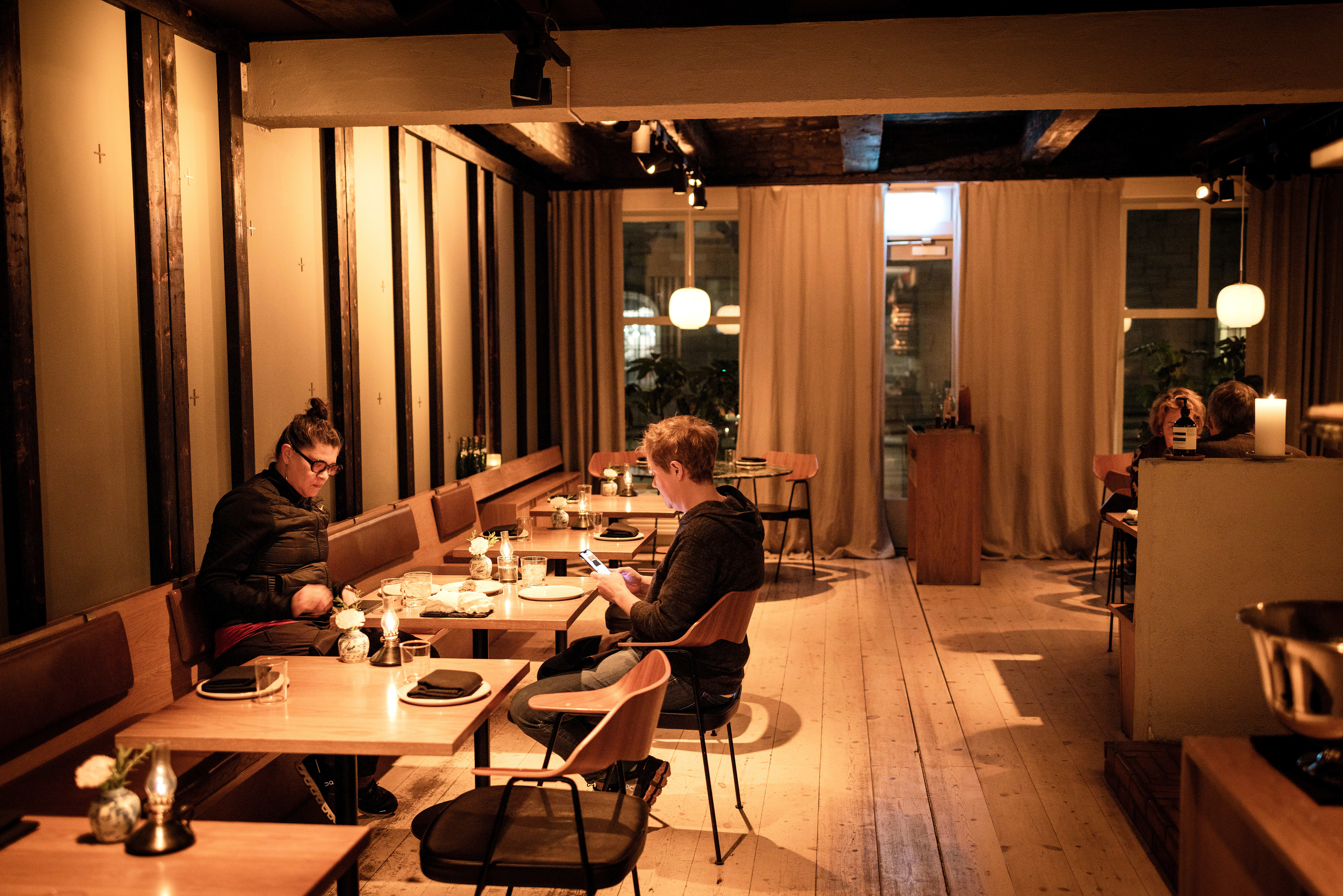 Mørkt tre og marmor. Stemningen på Einer er lun.