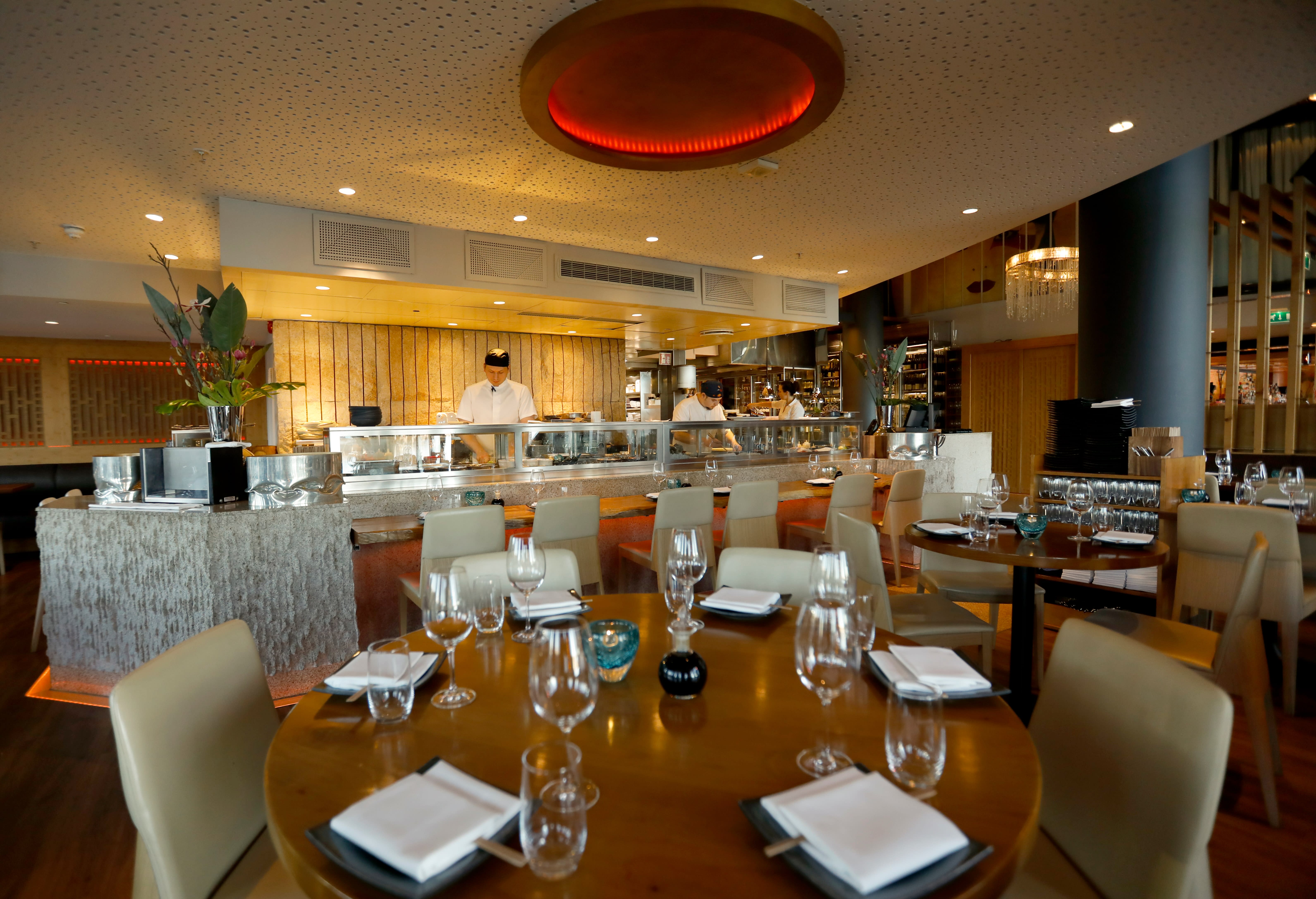 Lokalene røper lite om hvilken verdensdel vi skal til, men klientell med fartstid på konferansehoteller kjenner seg nok godt igjen. 