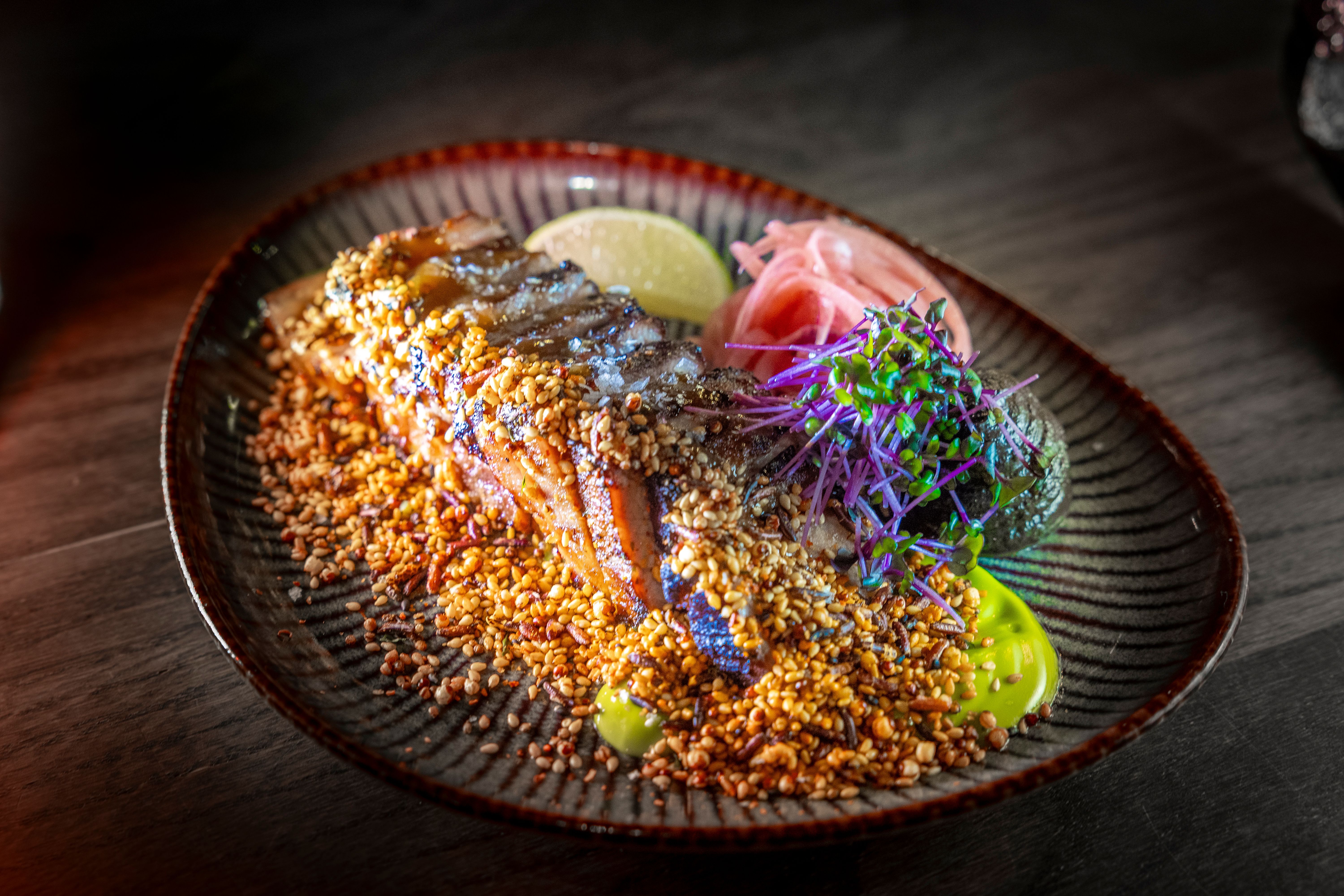 Svinenakke med sort hvitløk og estragonmajones. 