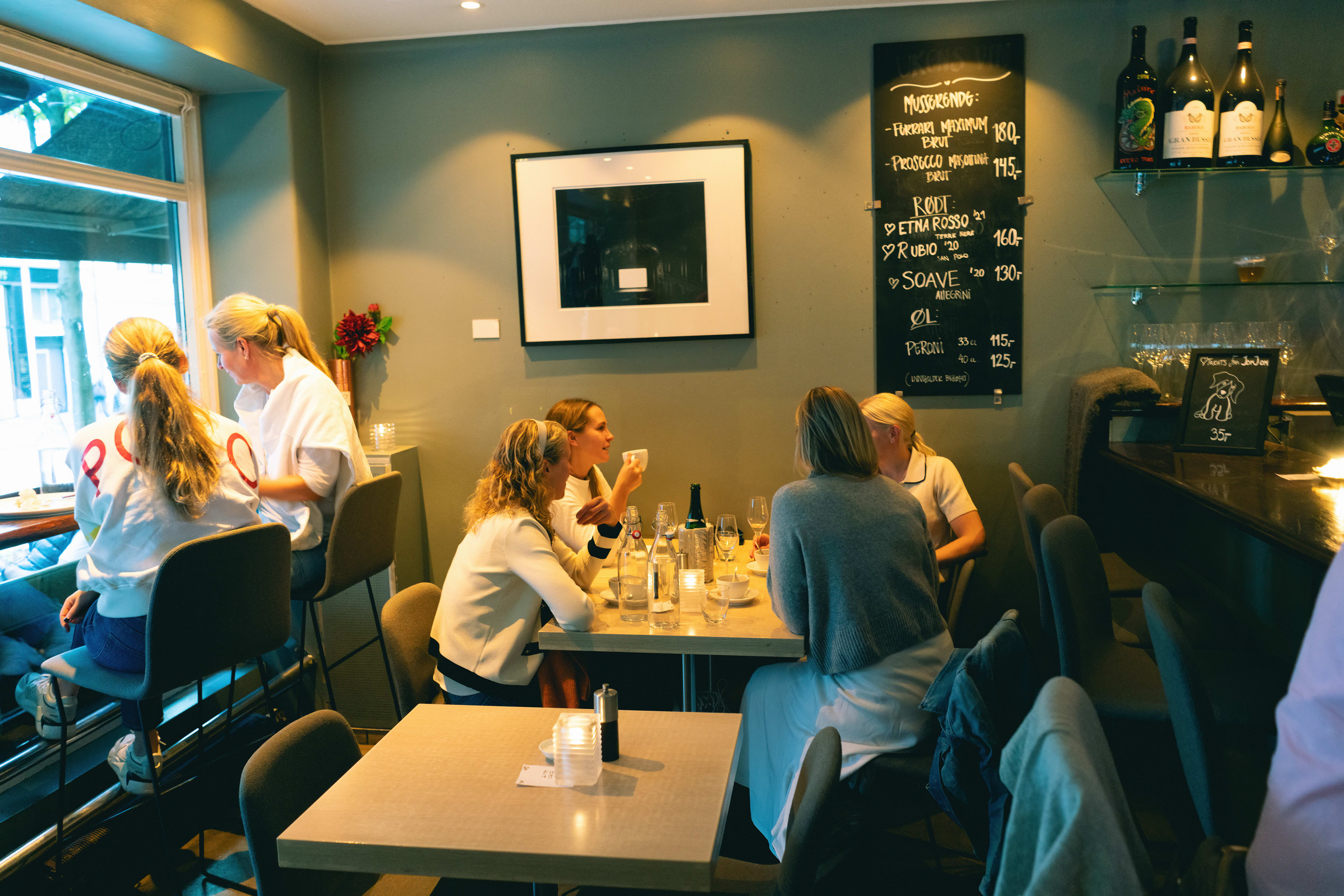 Trangt og intimt. Når servitørene ikke rydder av bordene våre raskt nok, blir det fort fullt på bordene. 