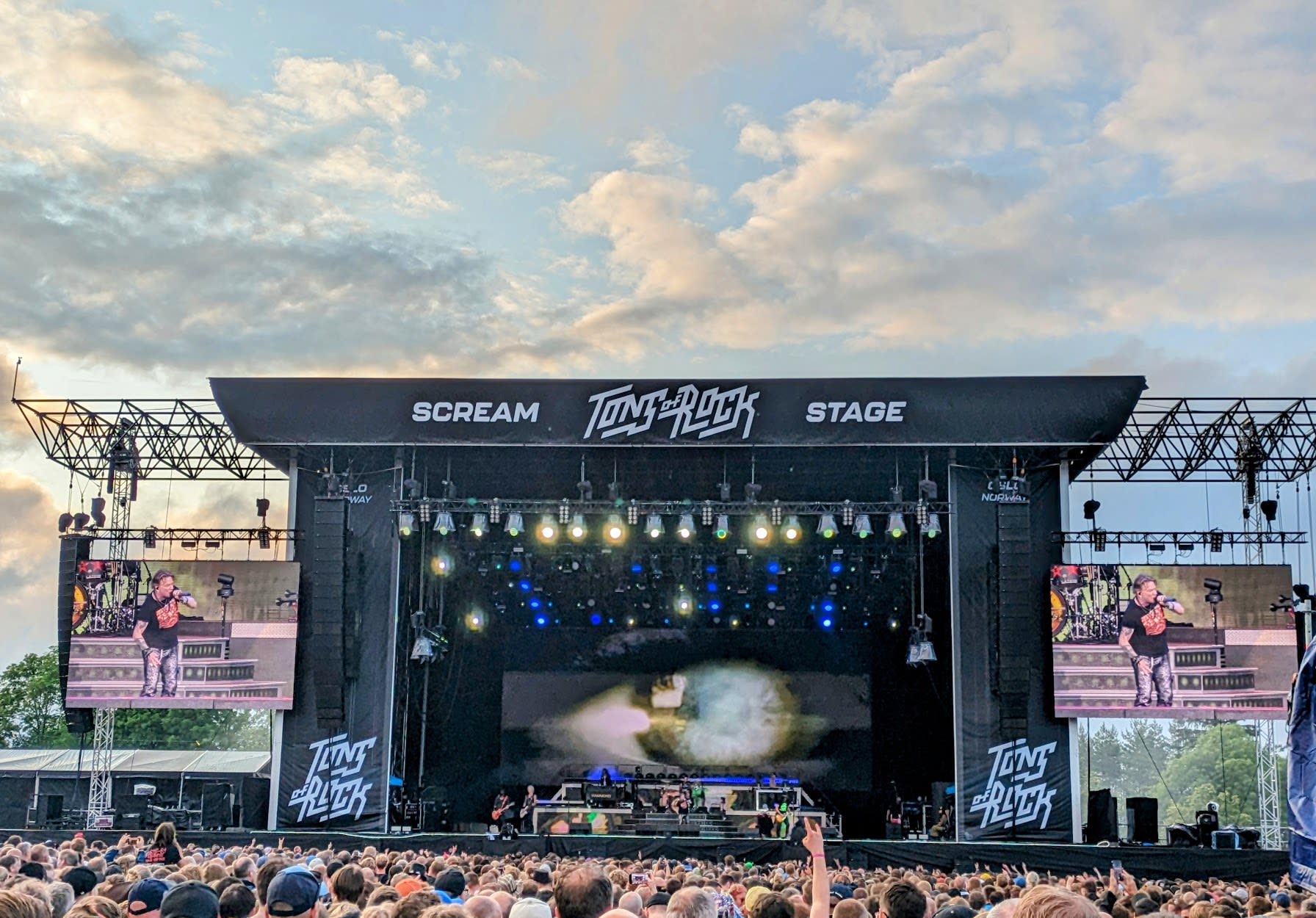 Regnskyllet var ferdig. Himmelen viste seg. Guns N’ Roses klarte å lage fest på Ekebergsletta, selv om den ble lang og rørete. 