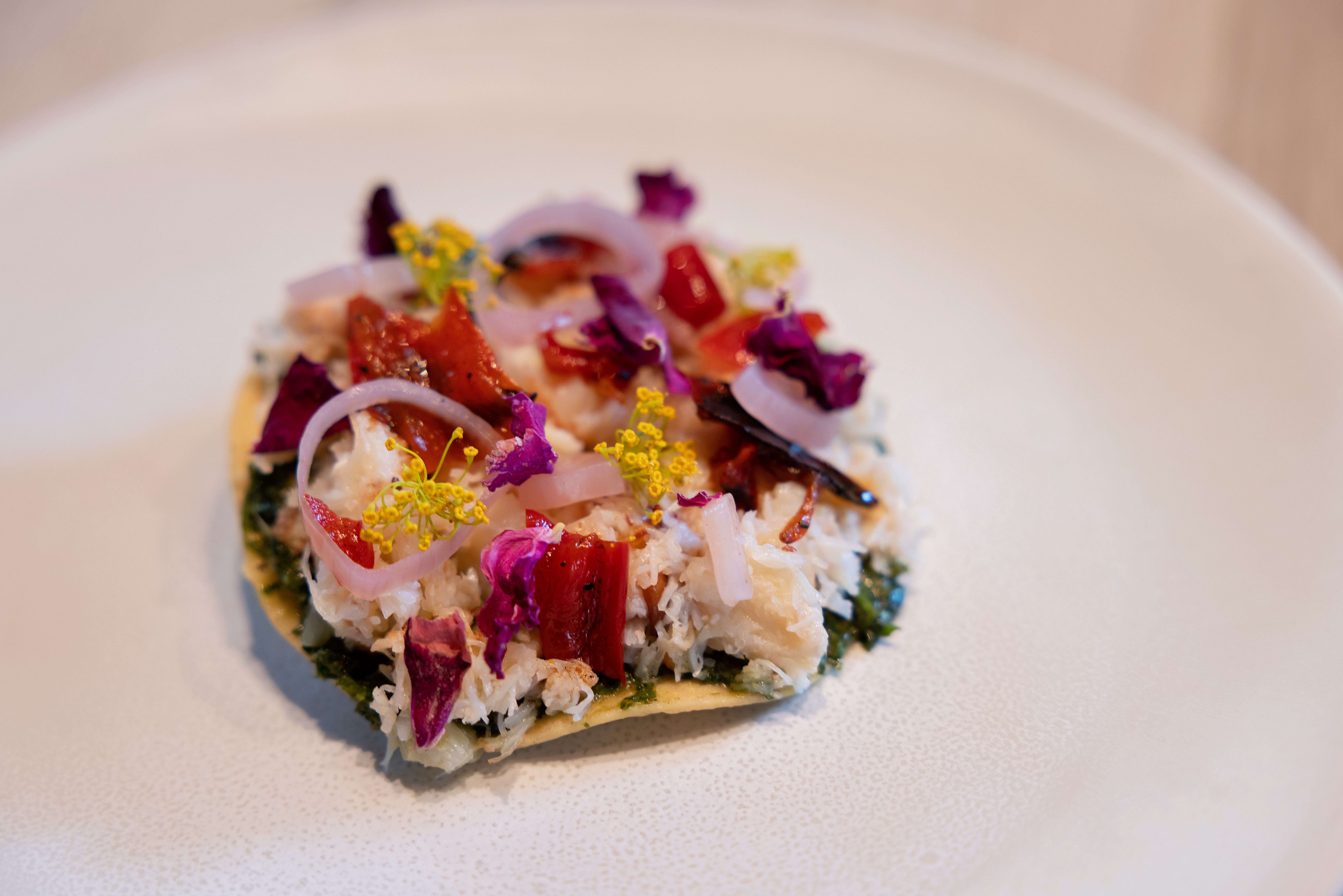 Lekkert presentert tostada, med krabbesmaken forsvinner i de andre ingrediensene. 