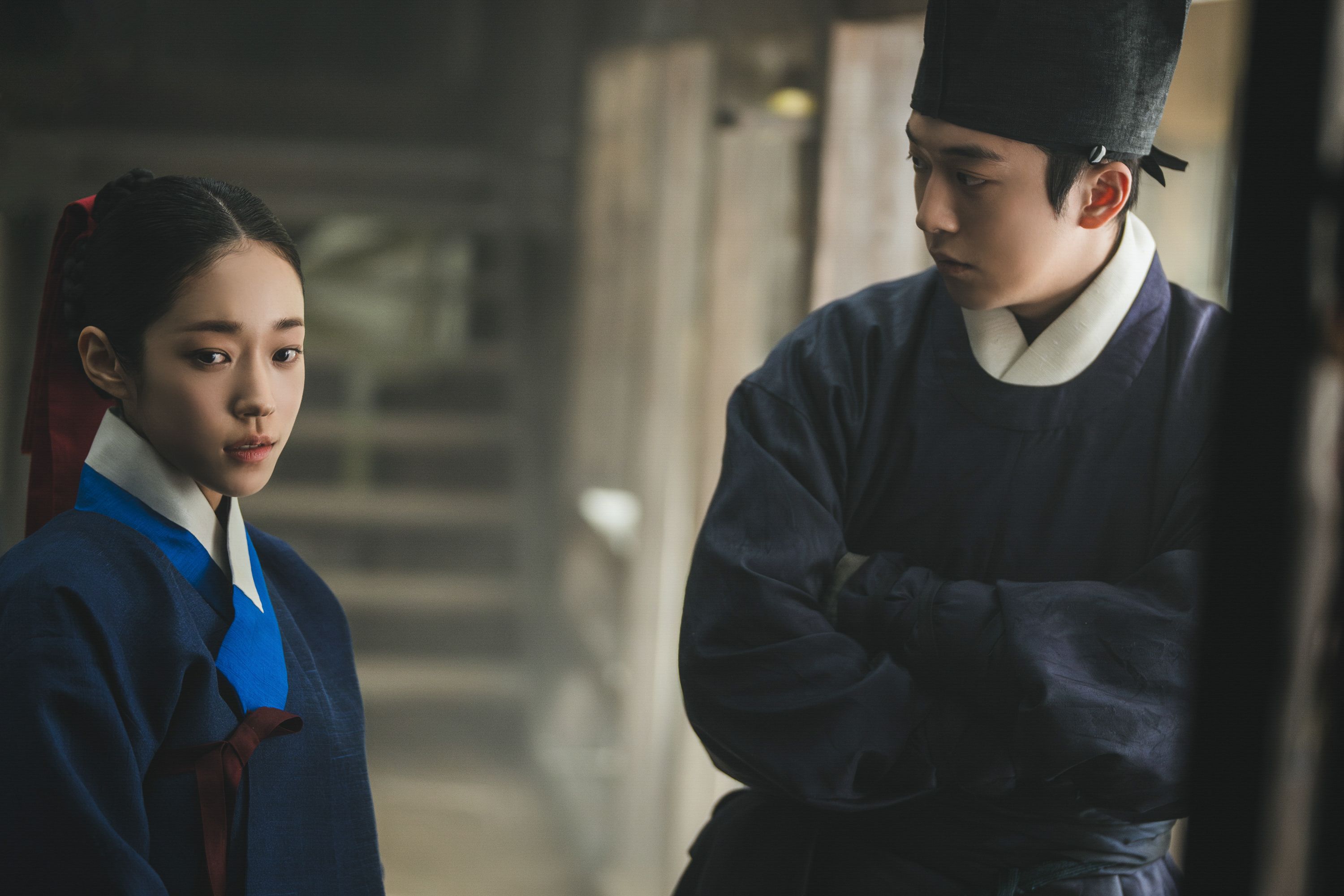 Gu-cheon og Saeng-gang tvinges til å jobbe for kongen når onde ånder truer kronprinsen. Roh Yoon-seo og Nam Joo-hyuk gjør stor innsats som outsiderne som må samarbeide.