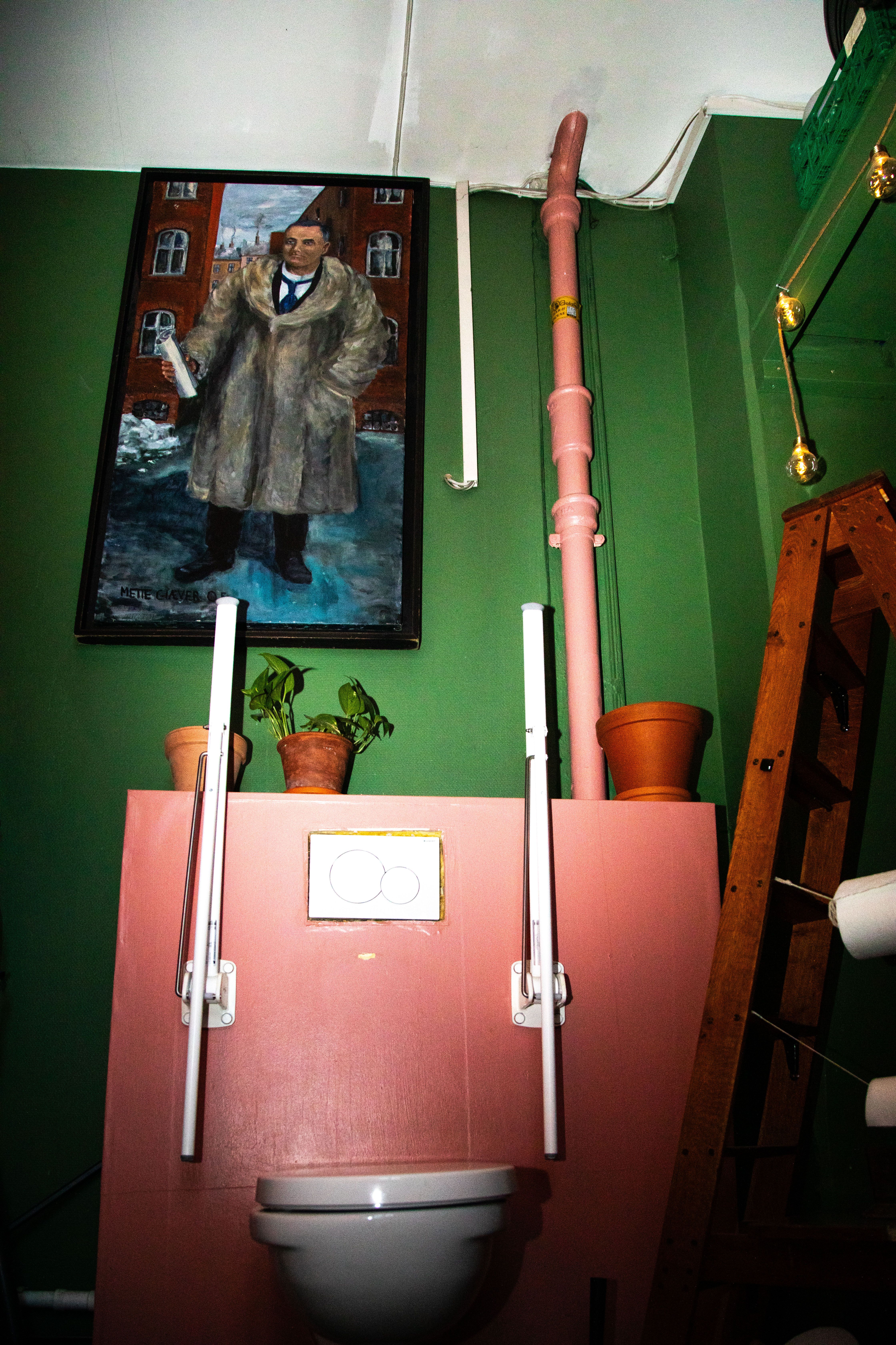 De spiller musikk fra en FM-radio her inne. Dermed er det alltid litt spennende hva som slår inn. Ofte er det radiOrakel.