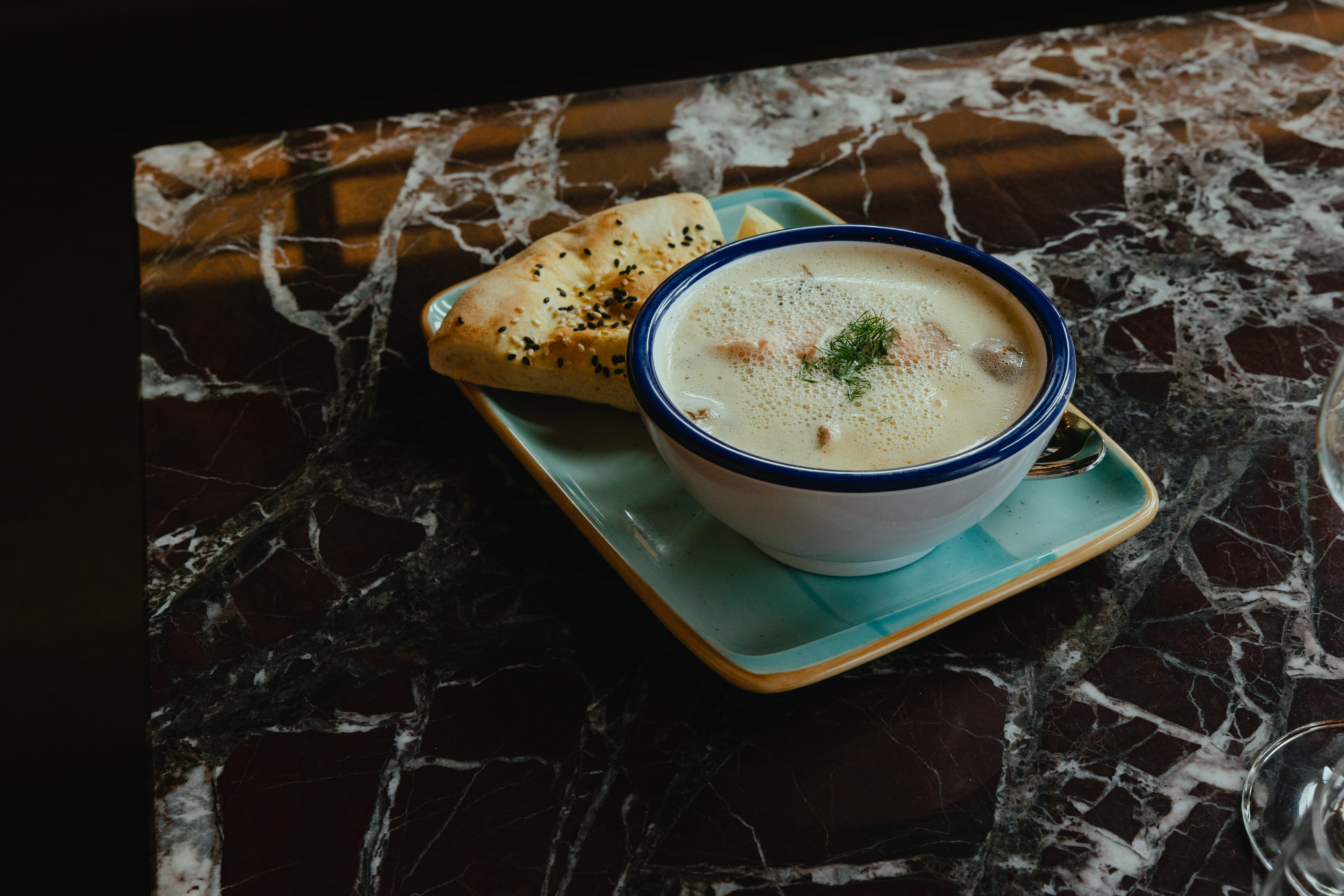 Fiskesuppe med hjemmelaget brød.