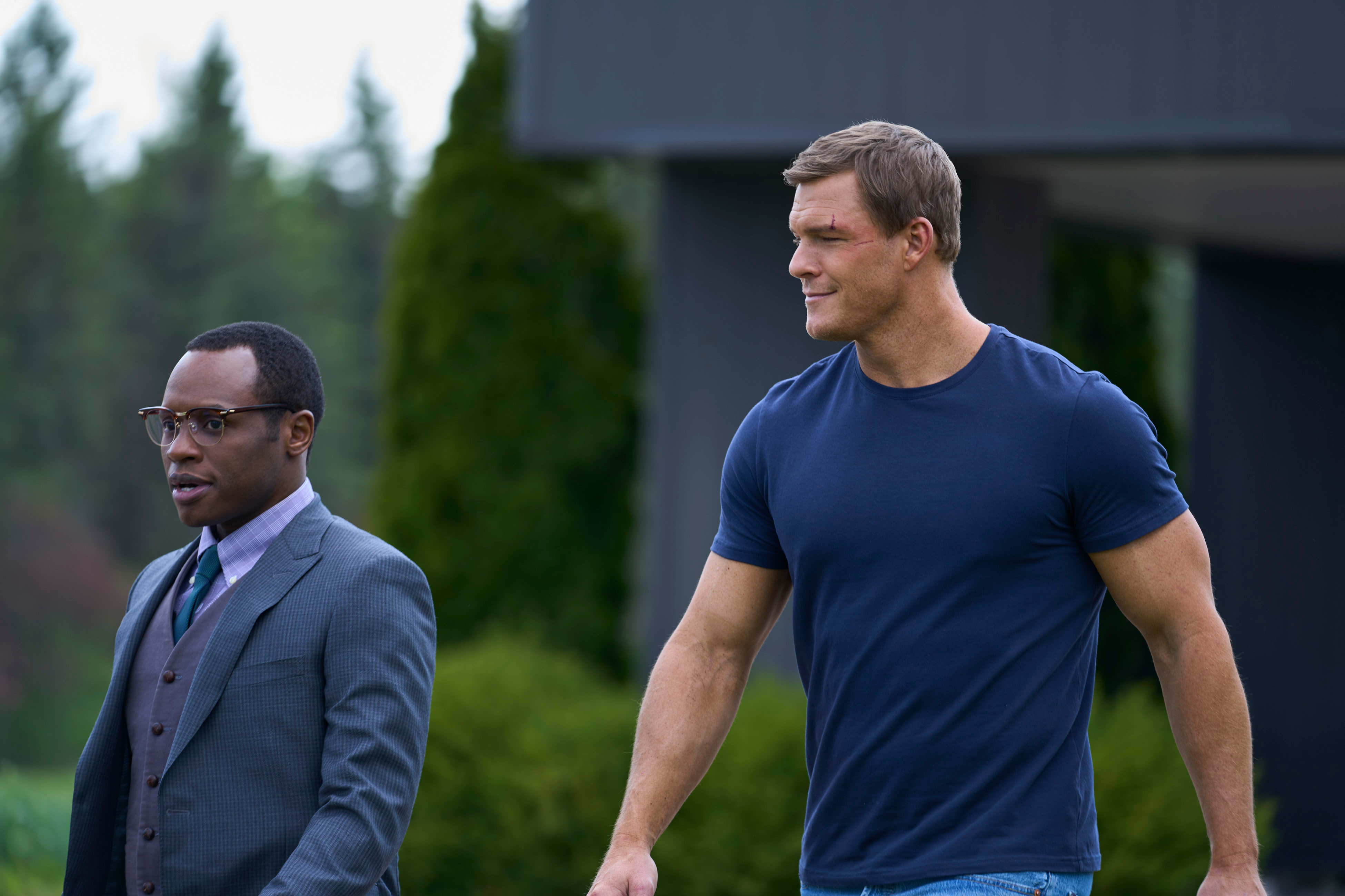 Alan Ritchson er god som Reacher. Det er også Malcolm Goodwin som den tweedkledde politimannen Oscar Finlay.
