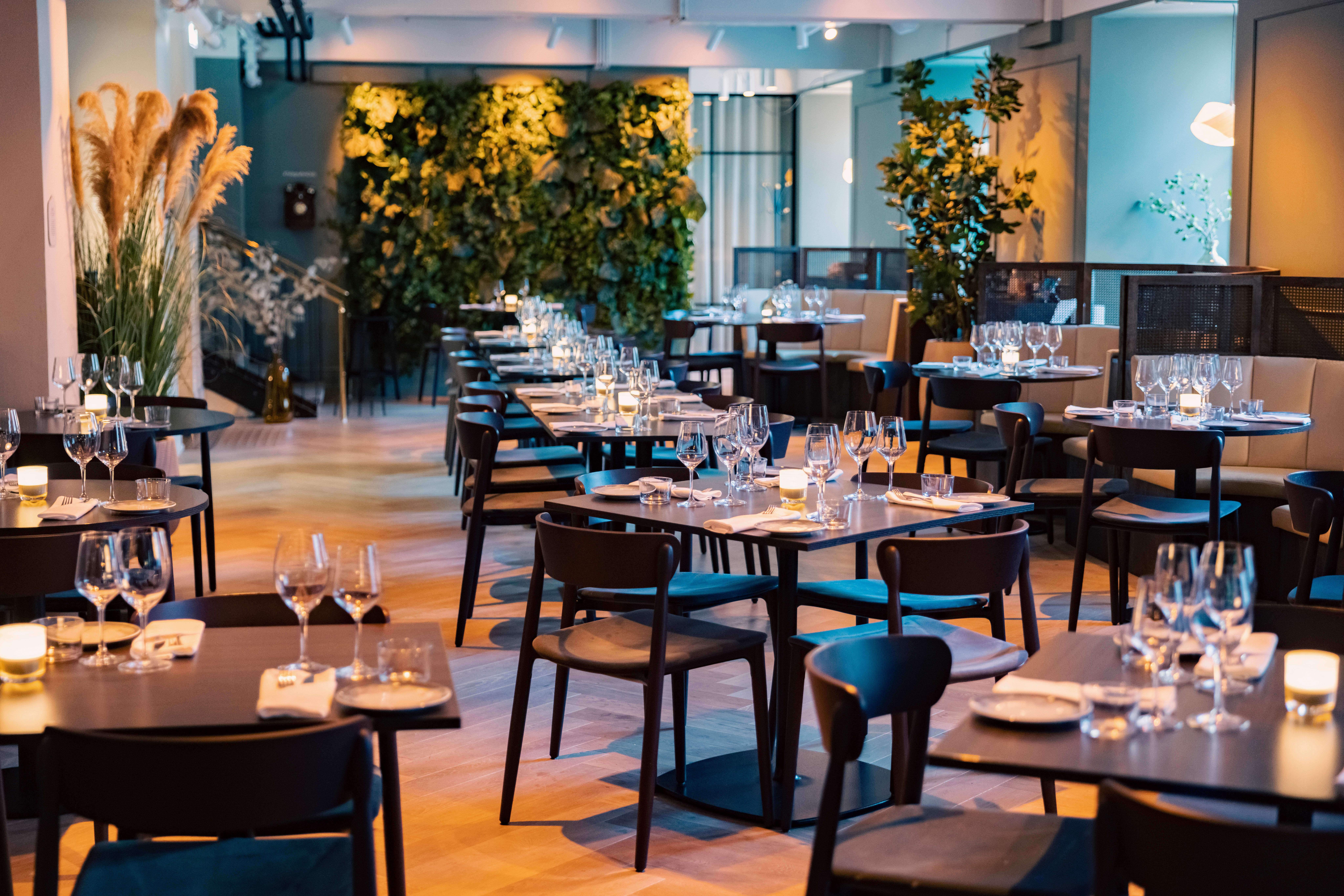 Restauranten er enkelt innredet med plass til mange.