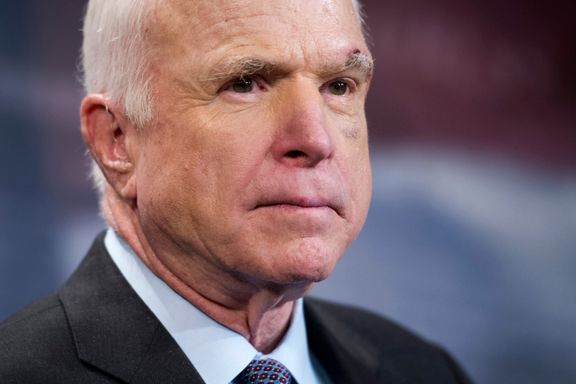Kreftsyke John McCain trosser Trump og redder trolig «Obamacare» for andre gang