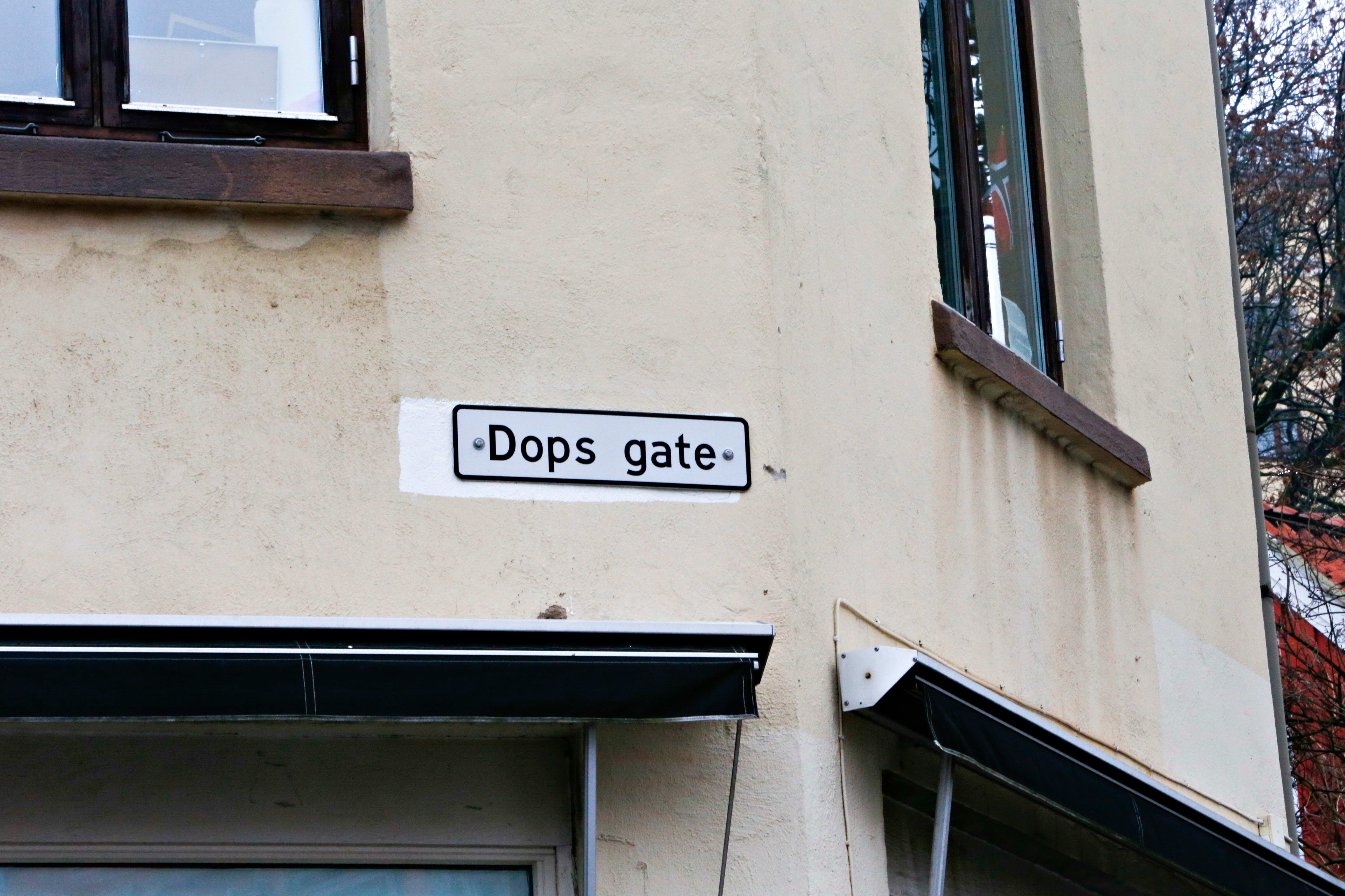 Gateskiltene henger høyere enn vanlig fordi folk stjeler dem hele tiden.