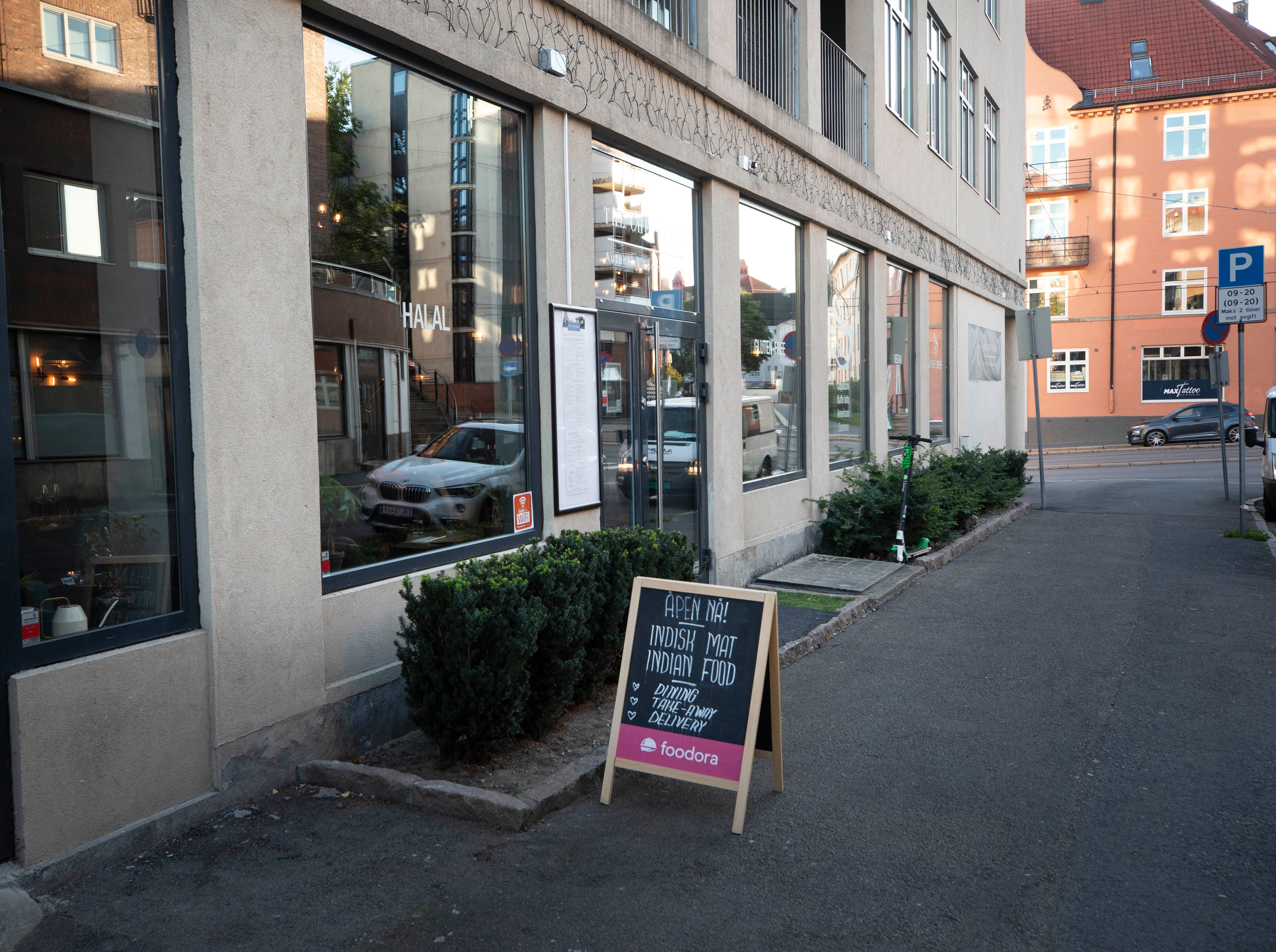 Spisestedet holder til i moderne lokaler.