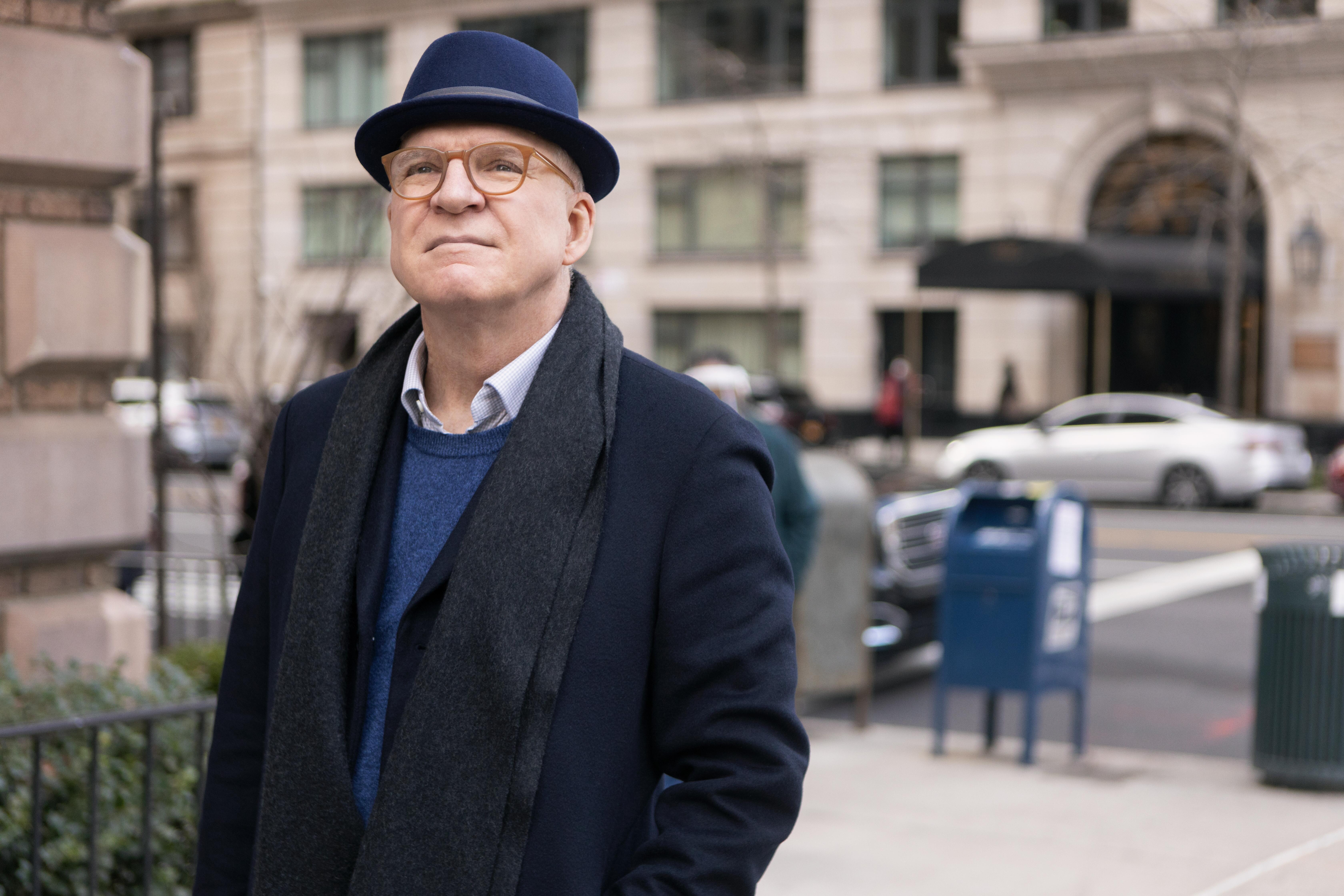 Charles (Steve Martin) henger igjen i fortiden. 