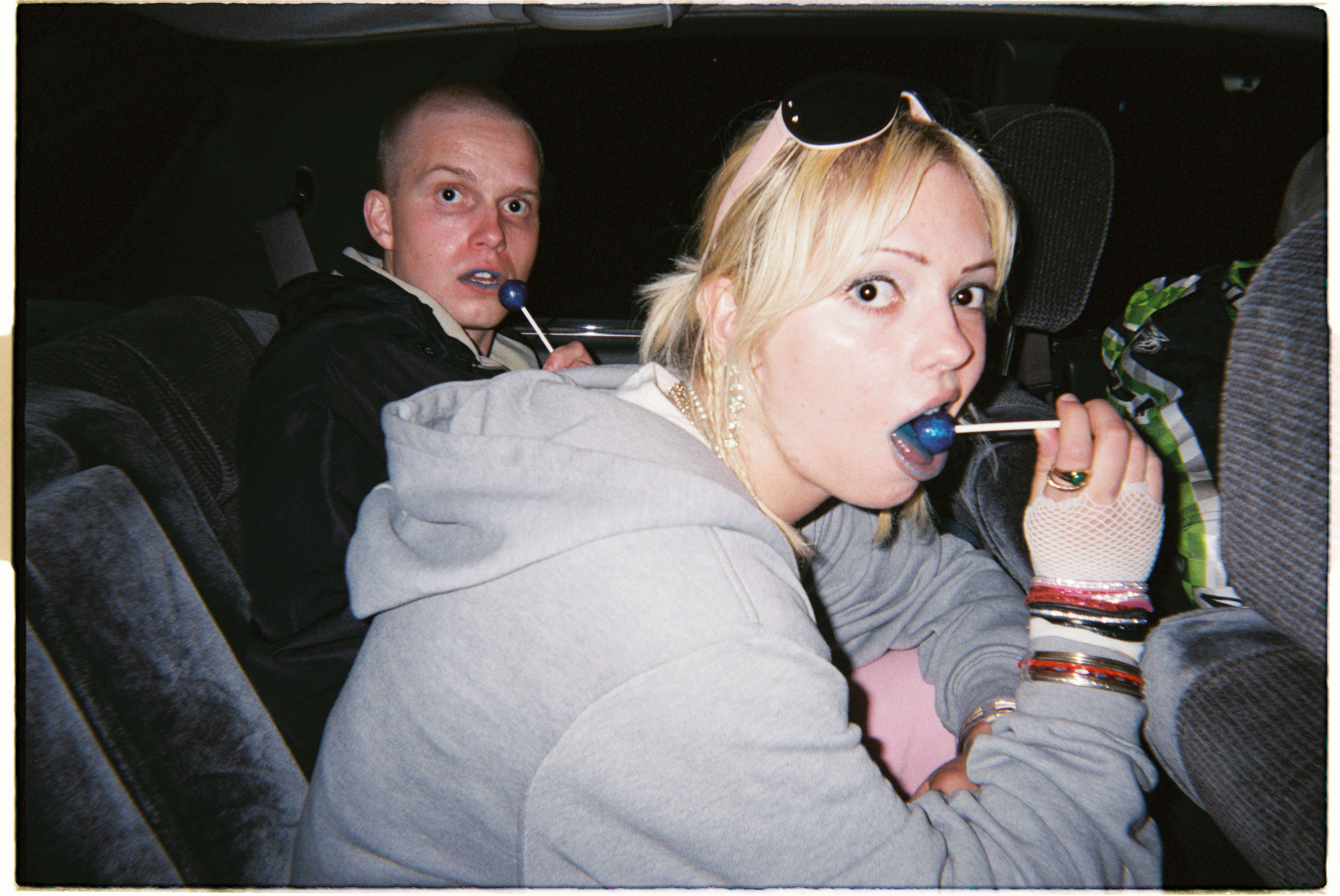 Kristian Repshus og Lea Myren er sterke nykommere som Tommy og Monica i «Kids in Crime». Her spiser de blå slikkepinn for å skjule at munnen er full av Rohypnol. 