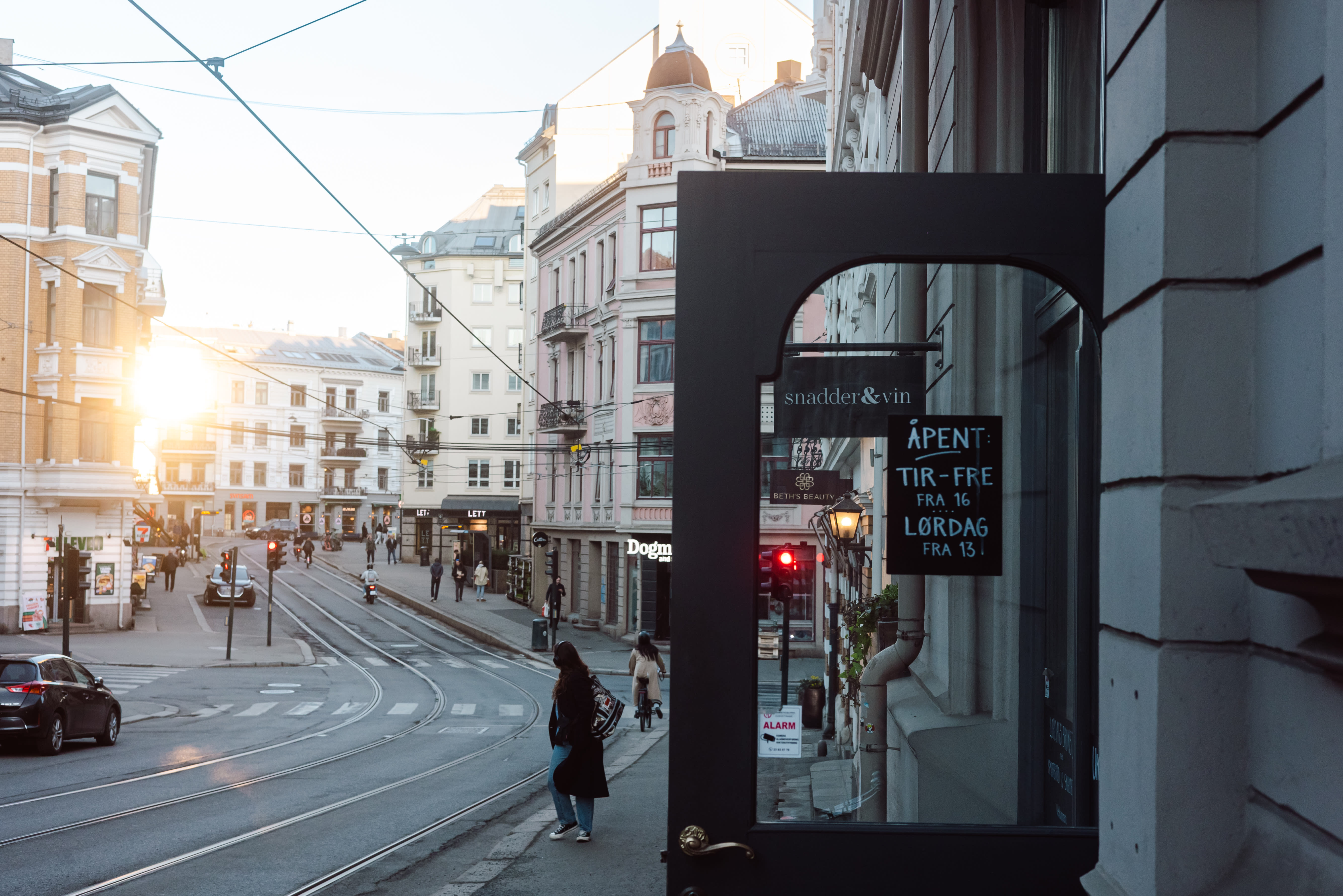 Like overfor Solli, på vei oppover Frogner, finner du Snadder og Vin. Lokalene er stilige, lavmælte og uformelle. 