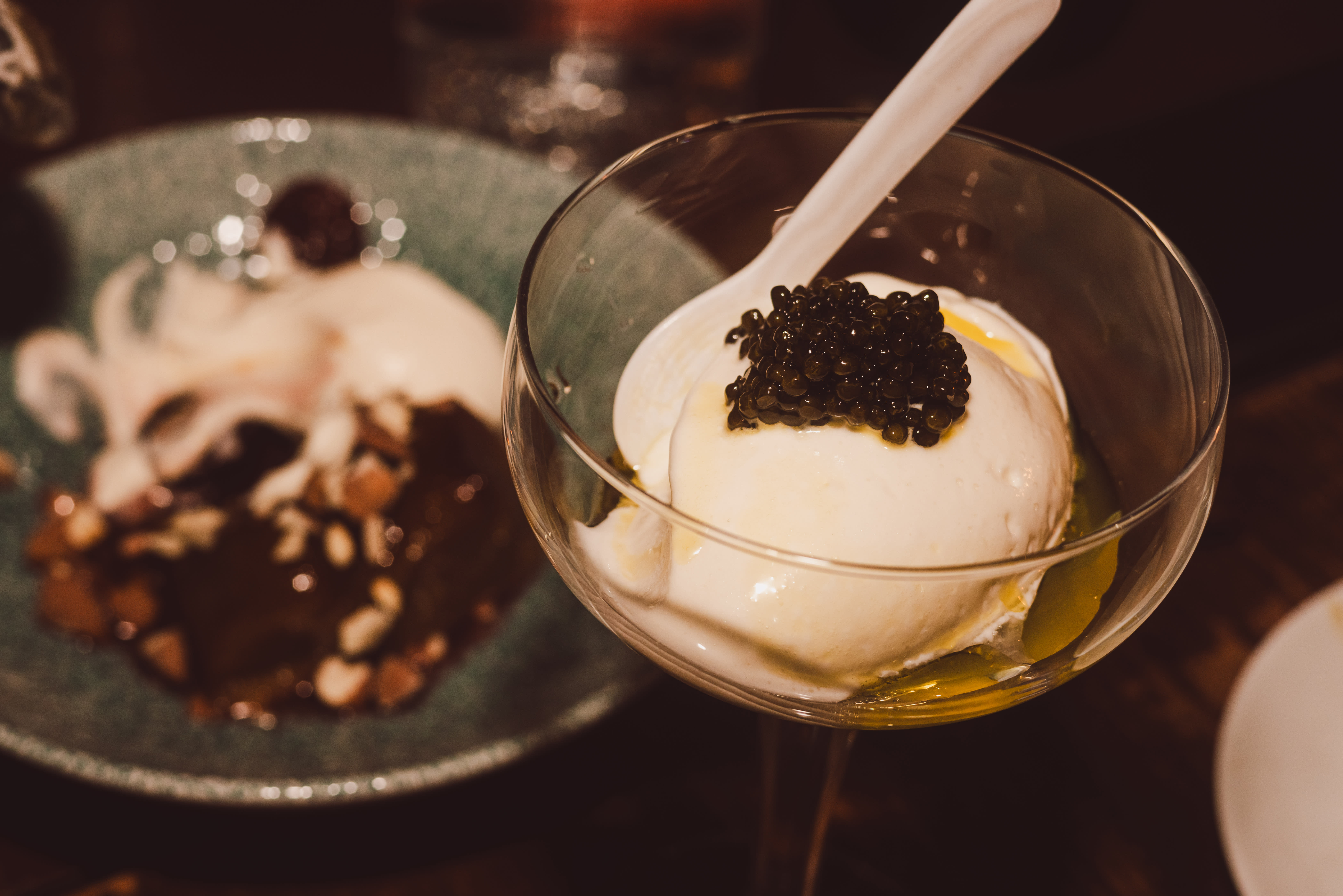 St. Lars anbefalte oss å prøve rømmeis med størkaviar og olivenolje.