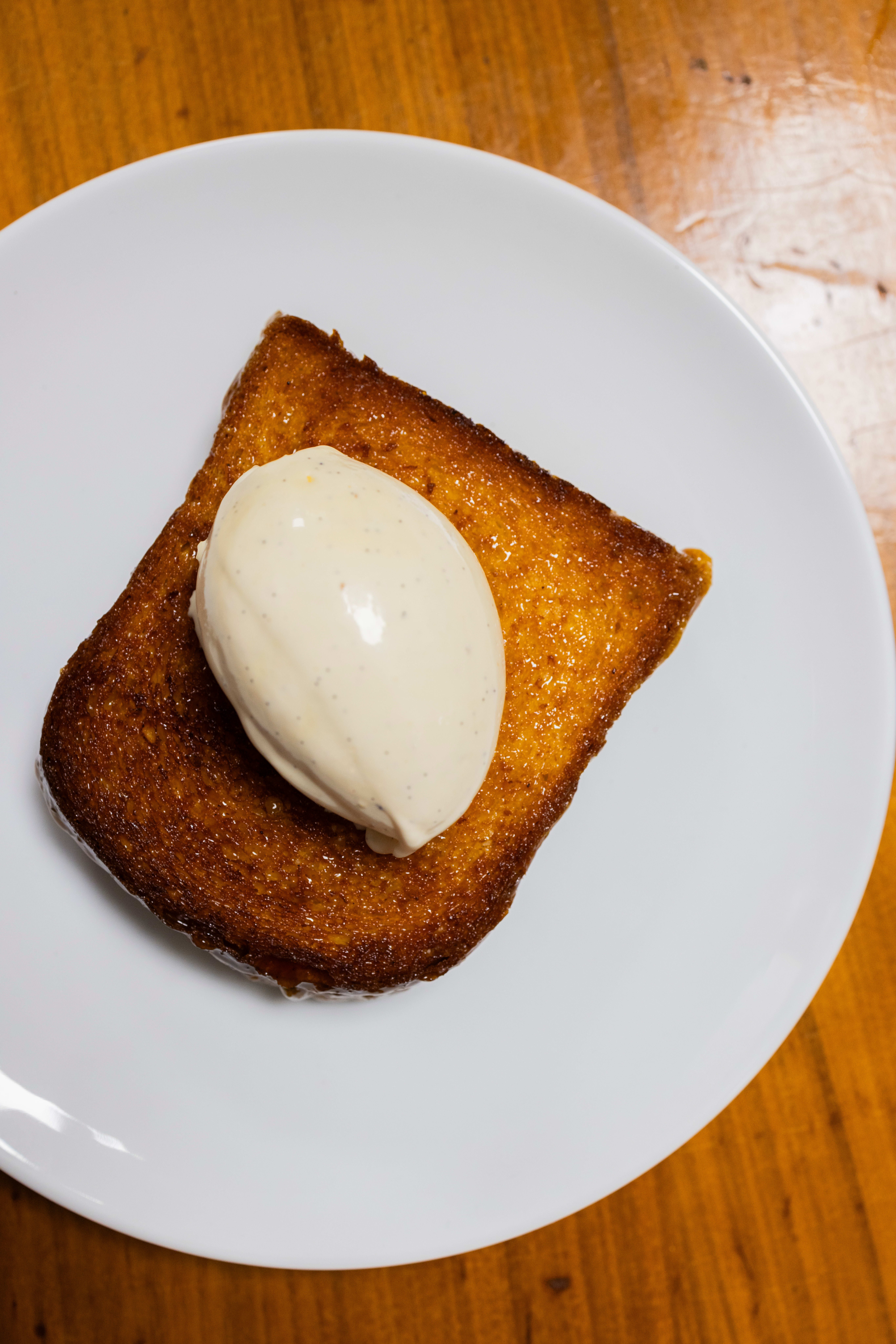 Brioche med vaniljeis.