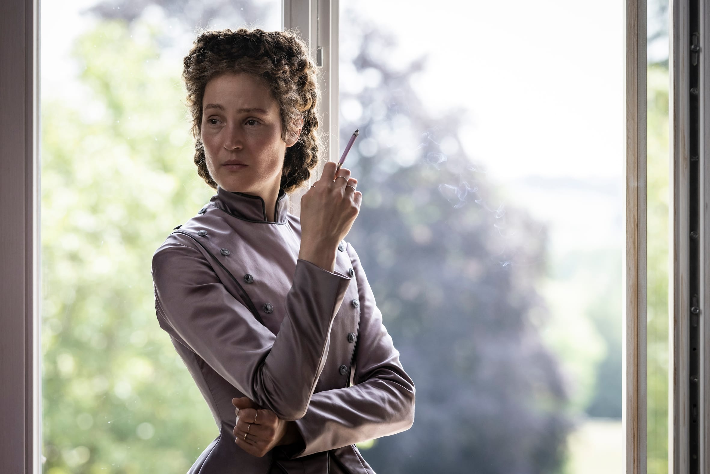 Keiserinnen røykte og var kjent for sitt lange hår som var flettet på fanscy vis. 