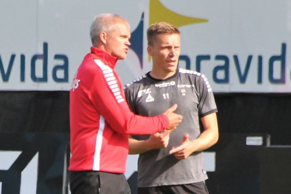 Hadde taktikkmøte midt i TIL-treninga: Helstrup mener Yttergård Jenssen kan bli en dyktig trener