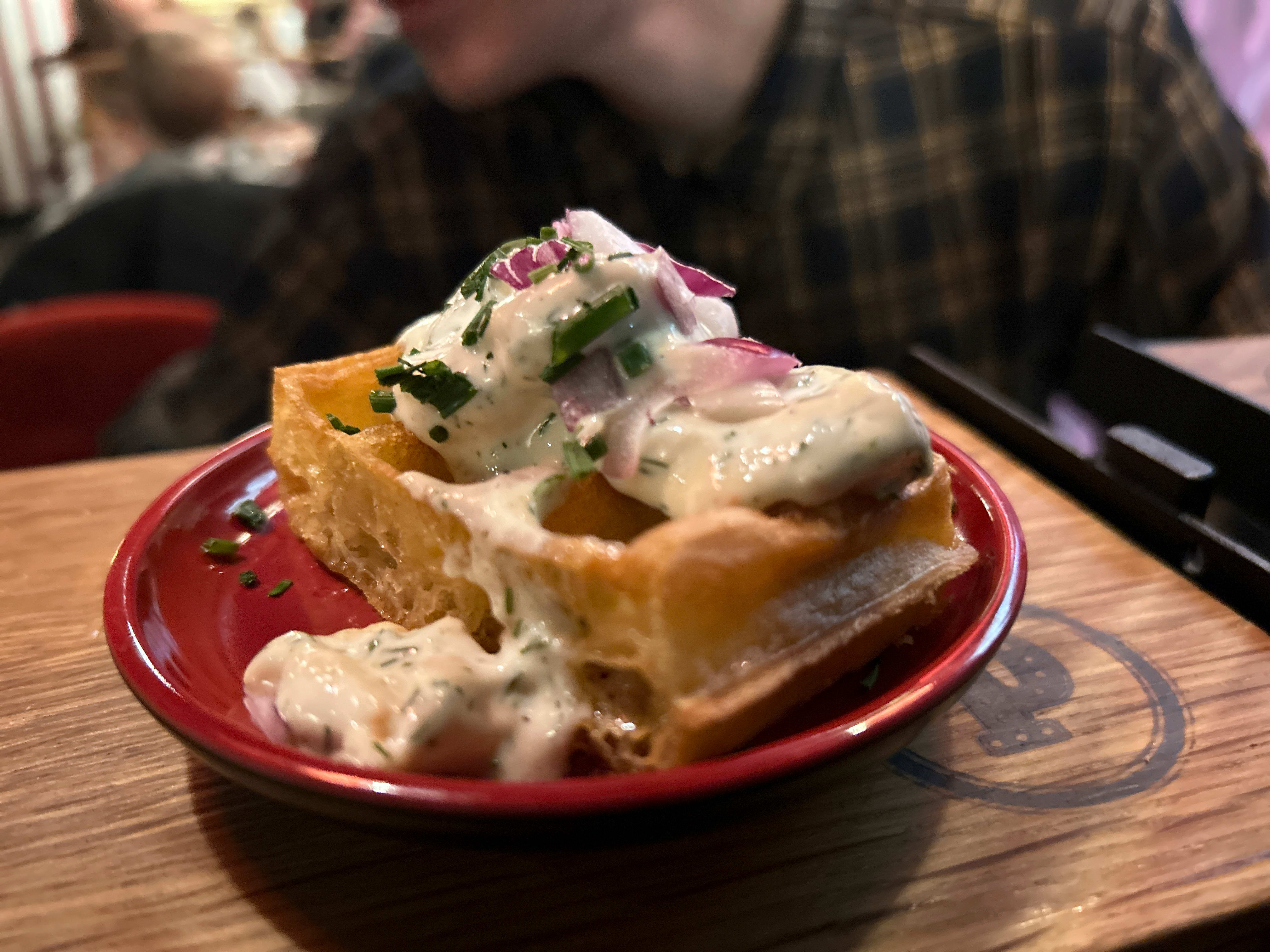 Den lille munnfullen med belgisk vaffel og skagenrøre var ok, men vaffelen virket å være tilberedt en god stund før vi bestilte den.