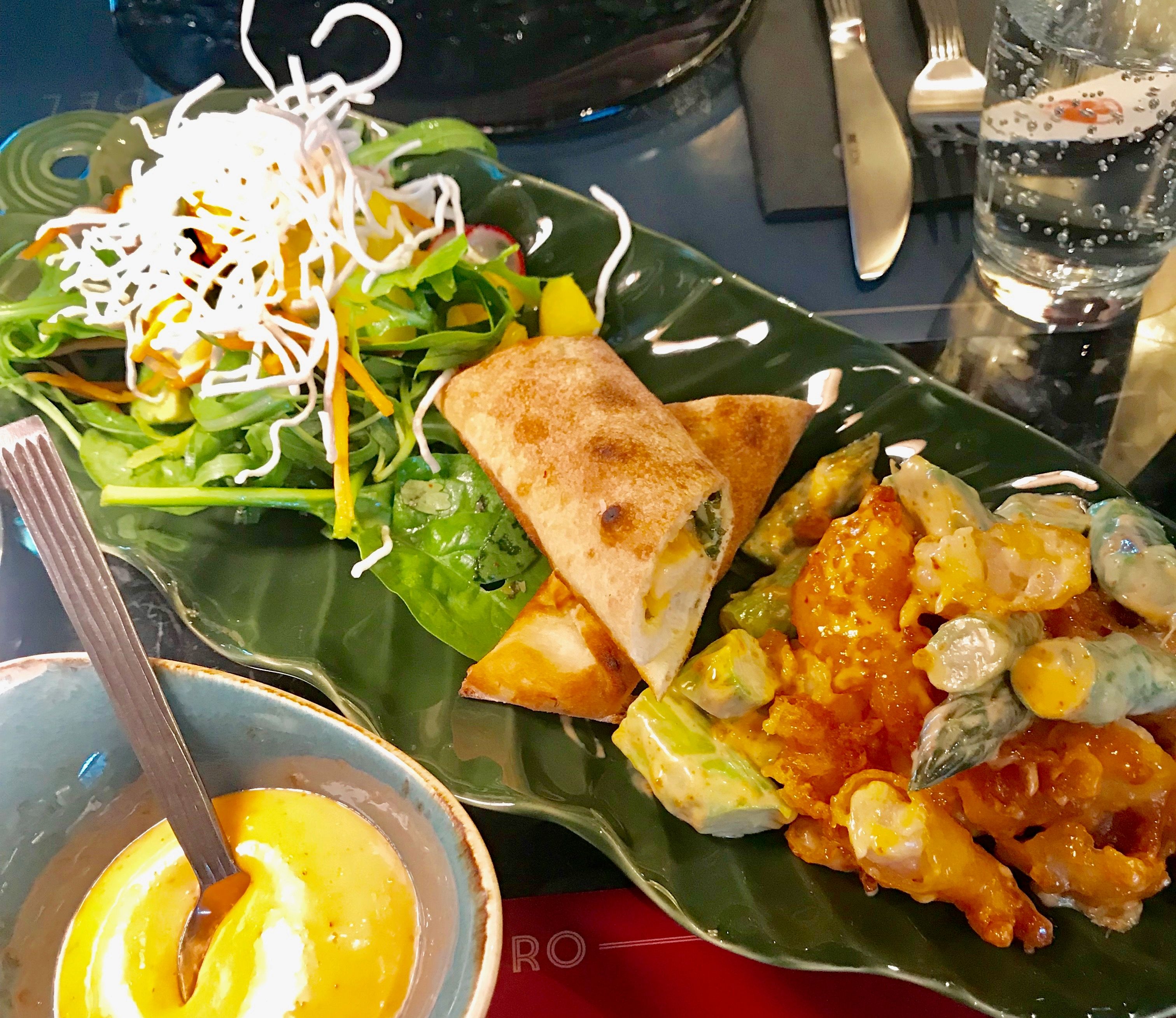 Meget god tempurasalat med chilimajones. 