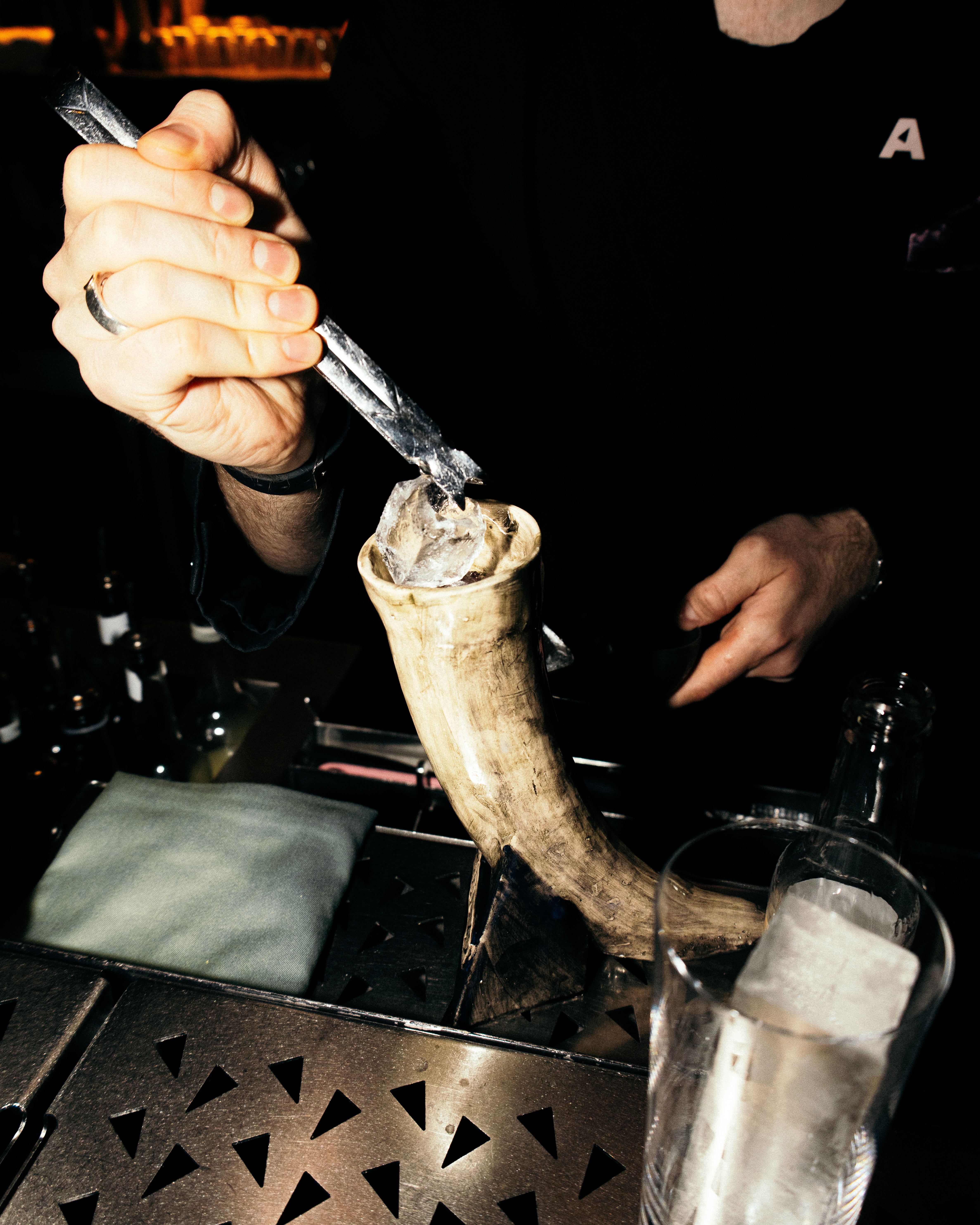 Dette synet er langt fra hverdags på Oslos cocktailbarer. 