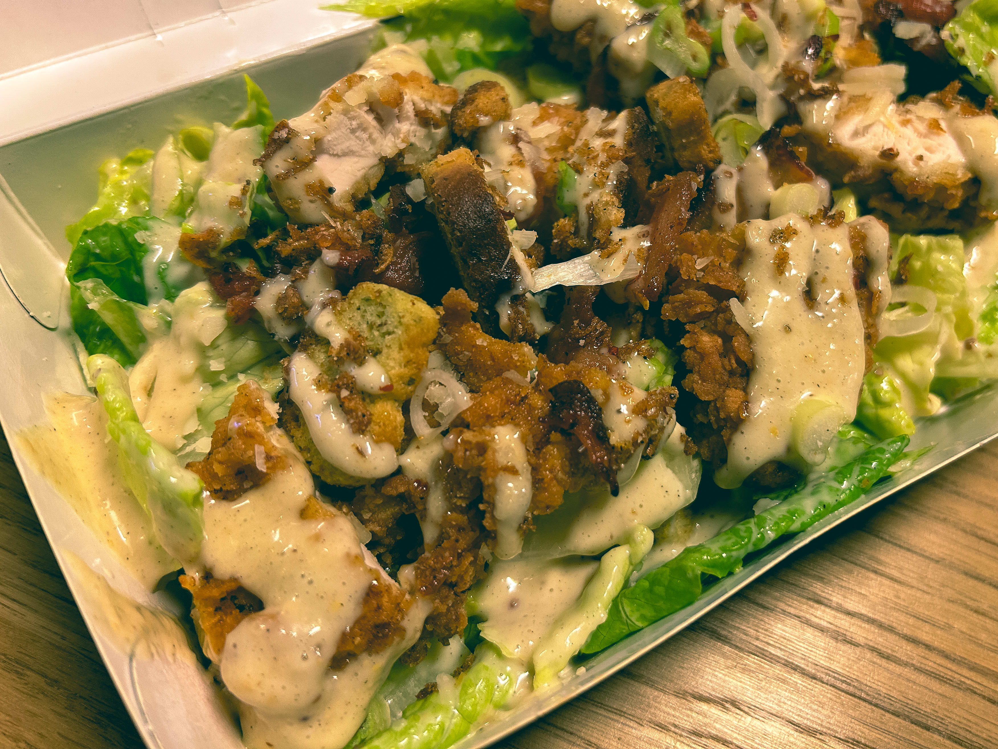 Cæsarsalat med fritert kylling.