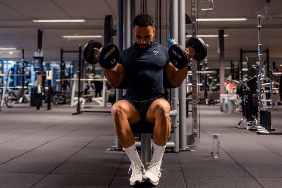 Edvard Jørgensen (26) trener for større muskler. Særlig to ting avgjør hvor tunge styrkeøktene bør være.