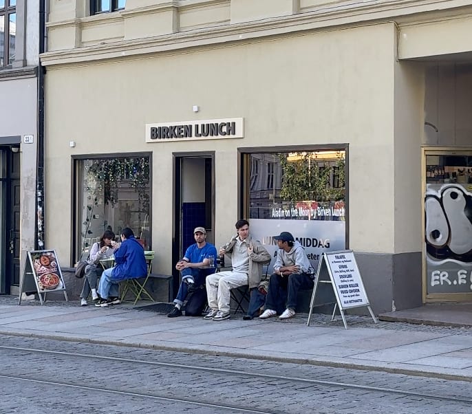 Her er det godt med sitteplasser inne.