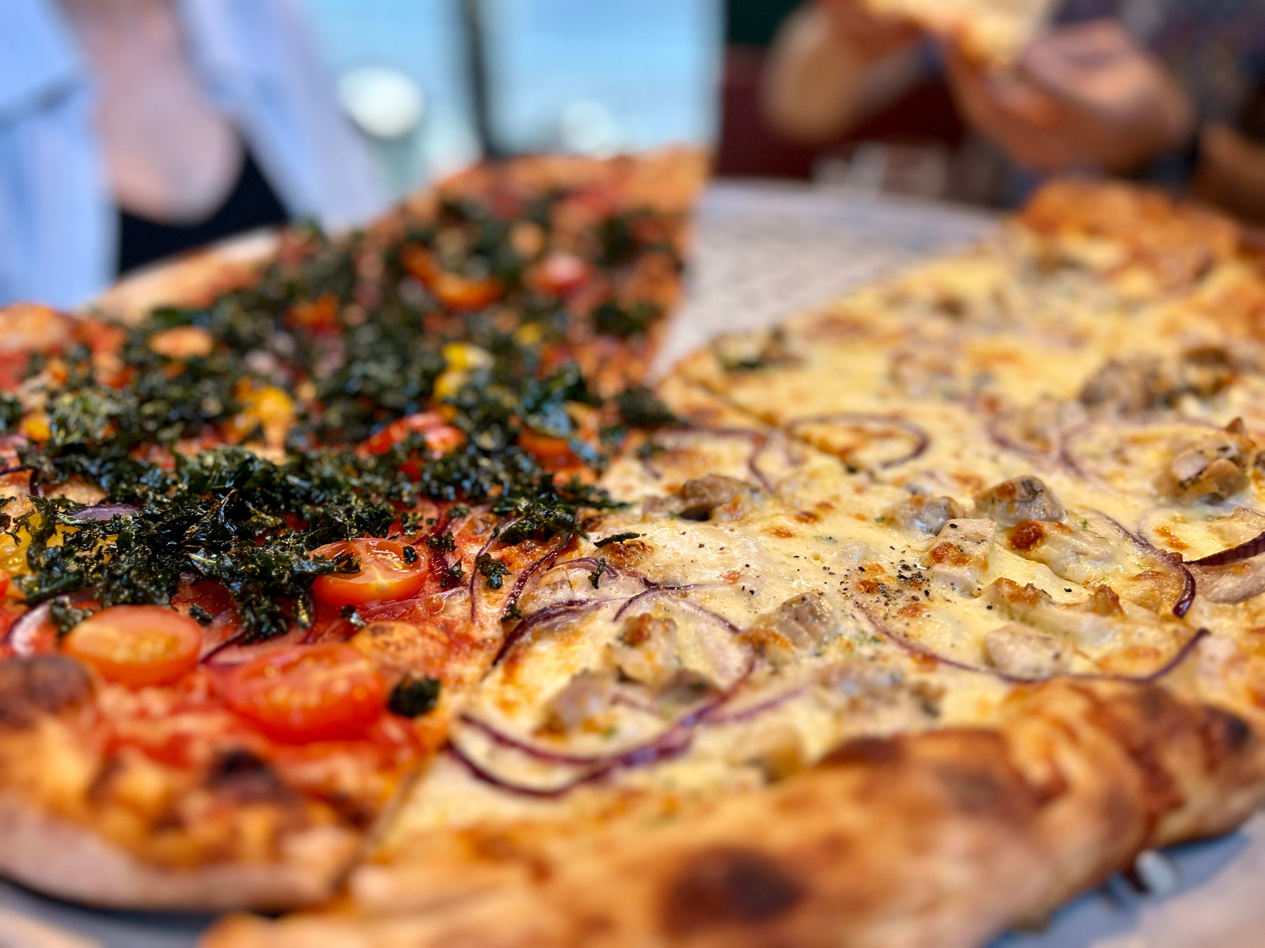 Både vegansk pizza (t.v.) og kyllingpizza imponerer.